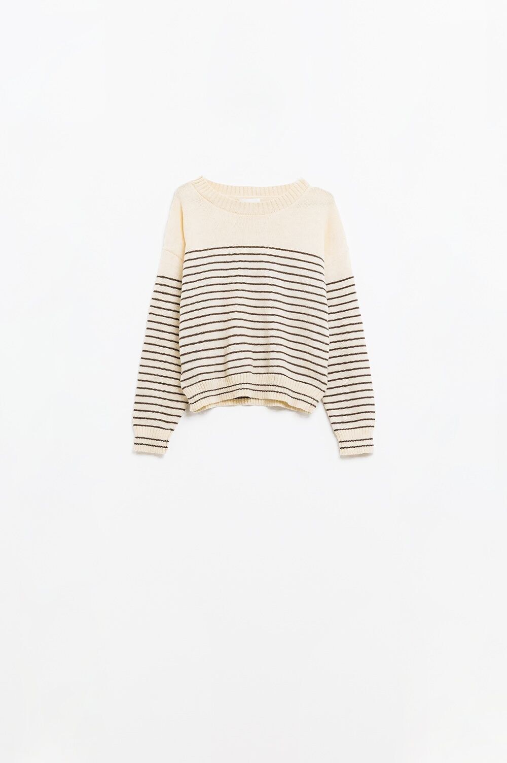 Suéter color crema con rayas marrones y cuello barco