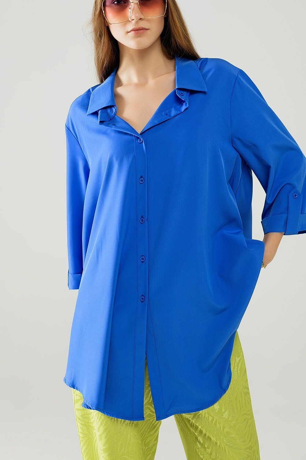 Camicia realizzata in tessuto molto morbido e leggero, di colore blu elettrico.
