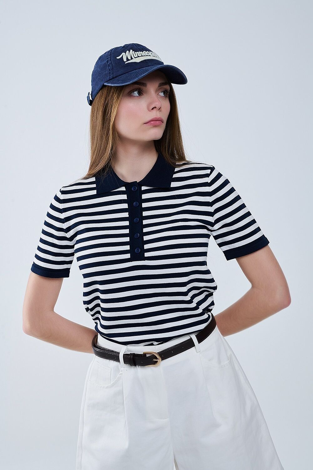Polo tricoté à rayures bleu marine et blanc