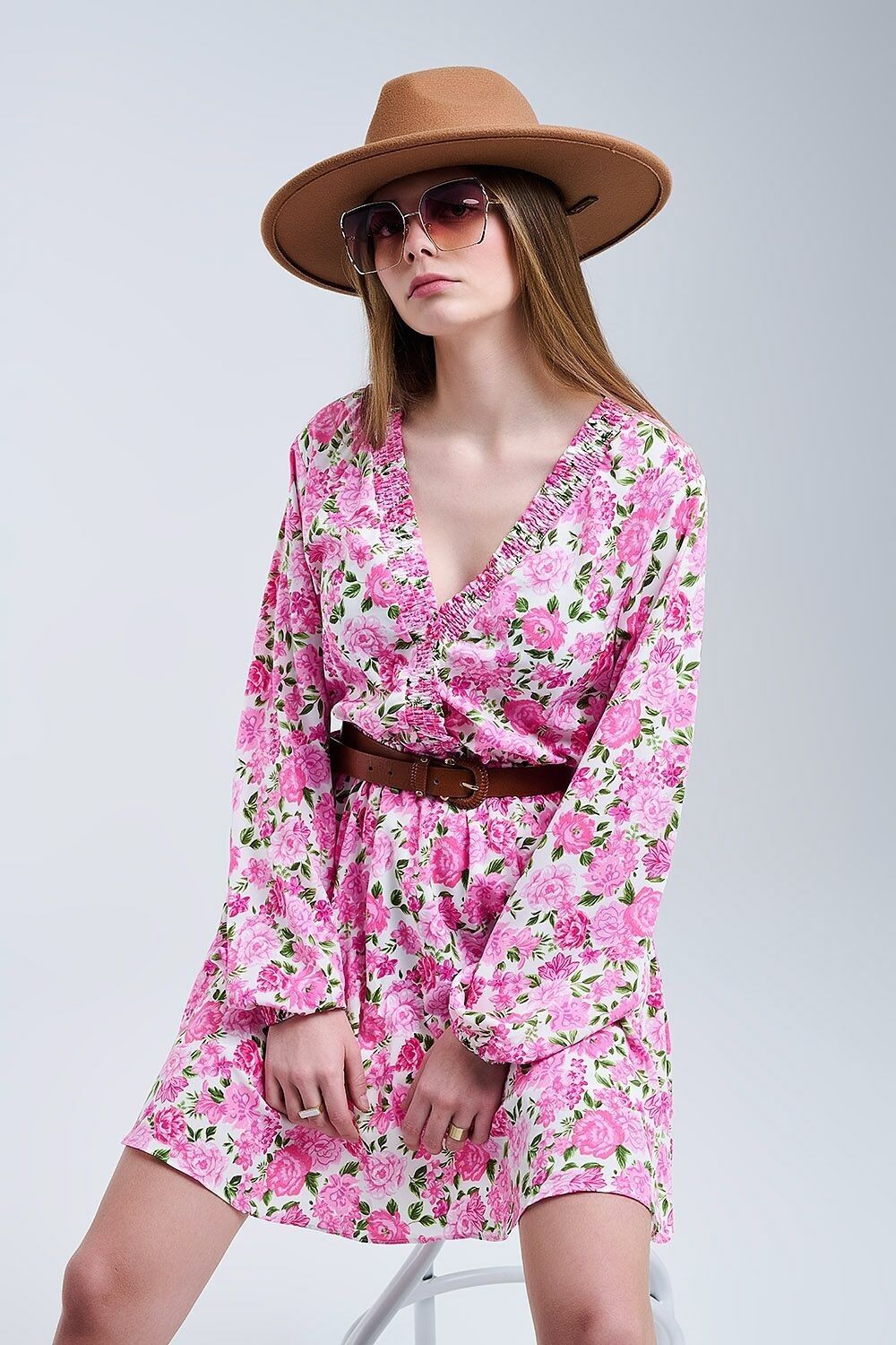Robe fleurie à col en V avec des fleurs roses et des accents verts