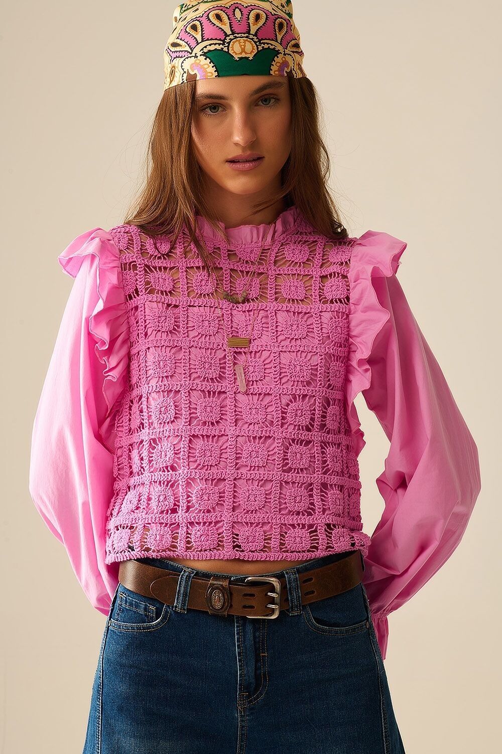 Haut rose en crochet avec bordure à volants et manches longues