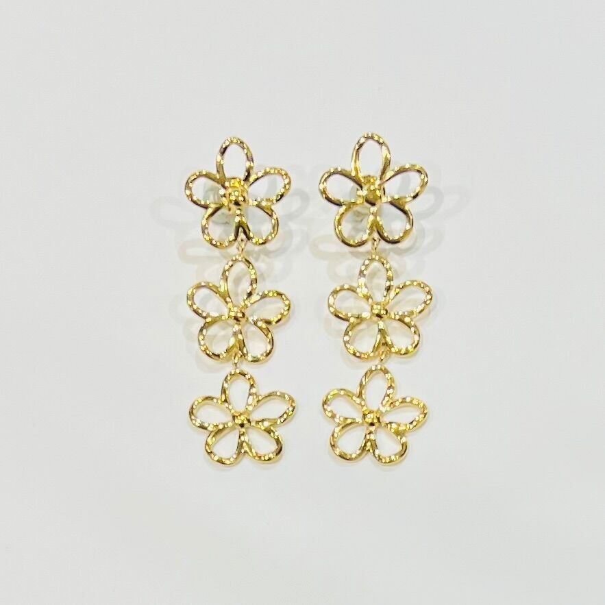 Tre orecchini pendenti a forma di fiore traforato in acciaio
