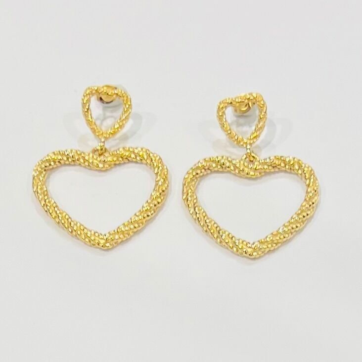Orecchini pendenti in acciaio a forma di cuore traforato e ritorto
