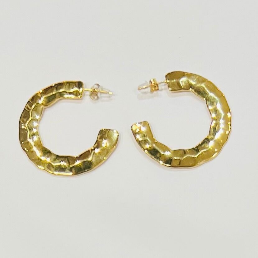 Offene Ohrringe aus gehämmertem Stahl