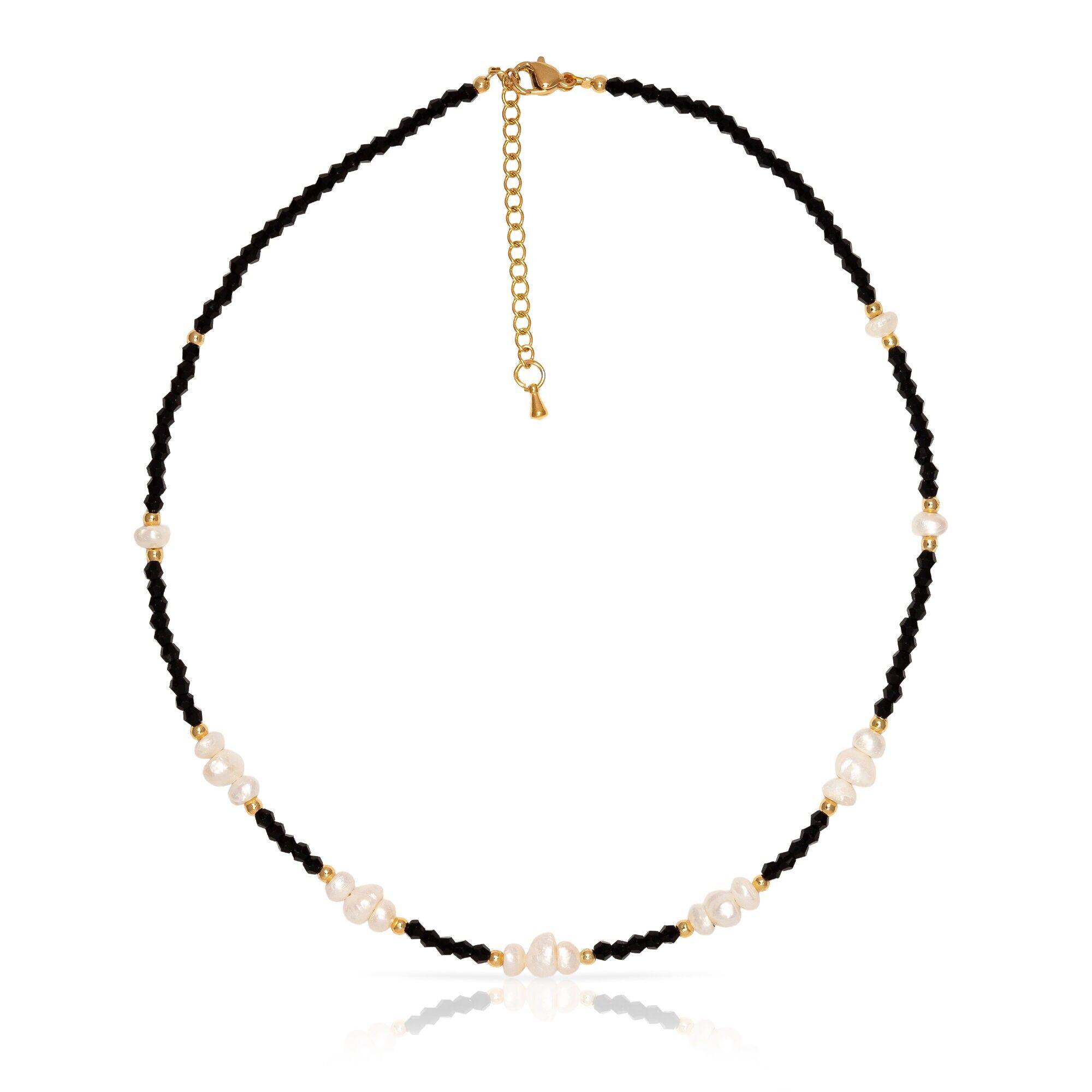 Collana in cristallo con punta nera, perle naturali e chiusura a moschettone. Colore:Multicolore