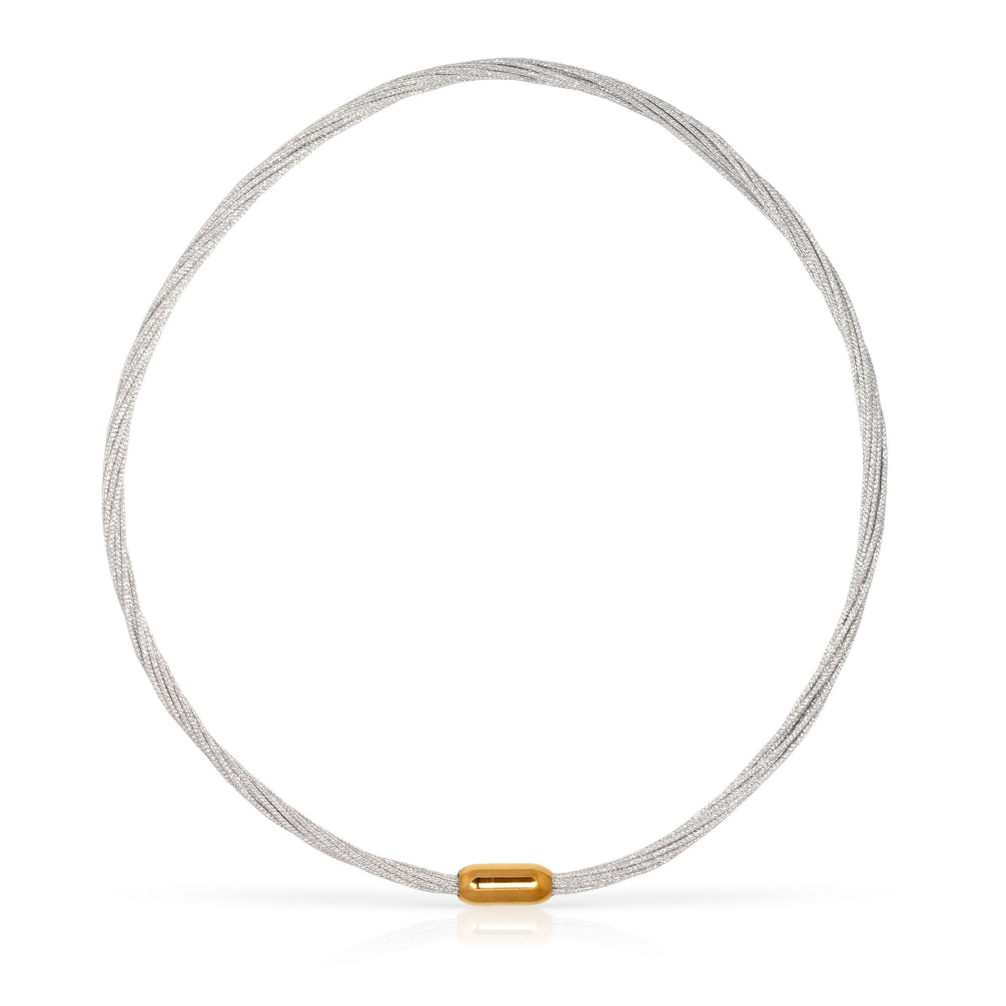 Collana multifilo intrecciata in filo di nylon argentato con chiusura magnetica in rame dorato.Colore: argento
