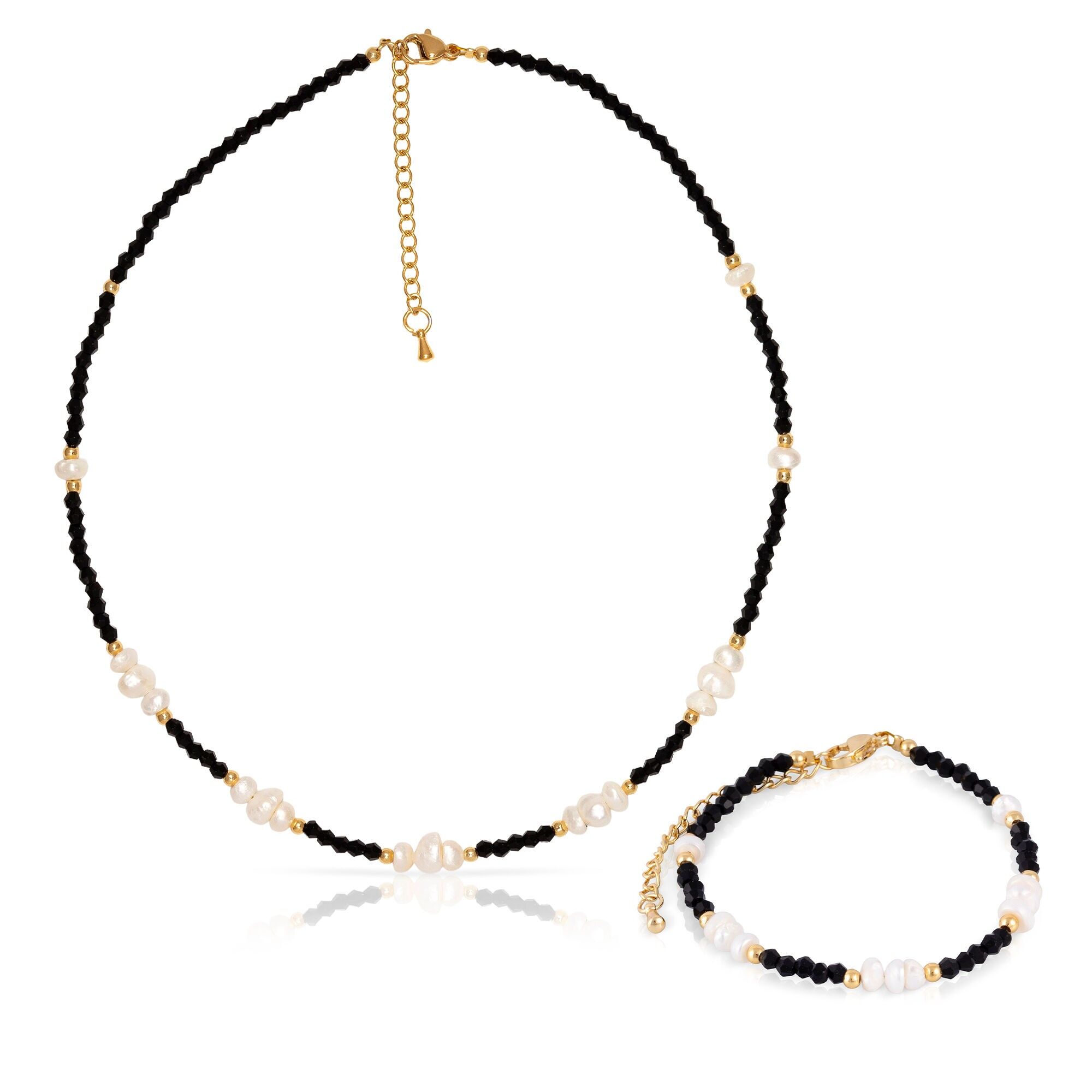 Set composto da bracciale e collana coordinati in cristallo con punta nera e perle naturali con chiusura a moschettone. Colore:Multicolore