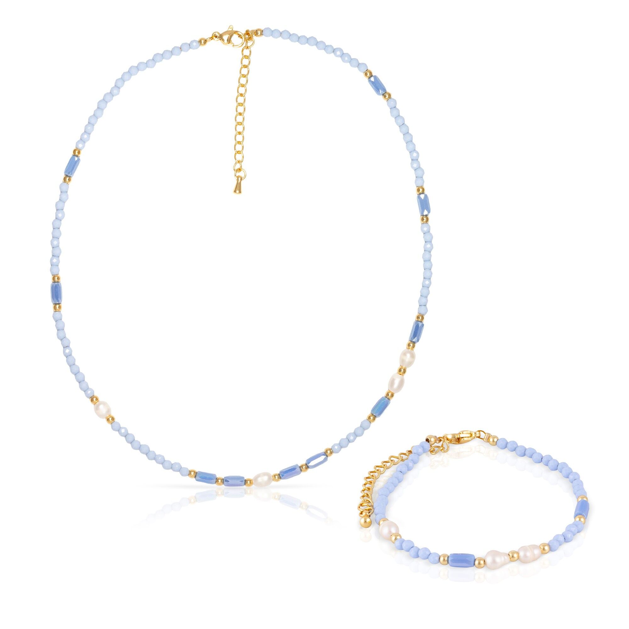 Set composto da bracciale e collana coordinati, realizzati con cristalli blu e perle naturali, con chiusura a moschettone. Colore:Multicolore
