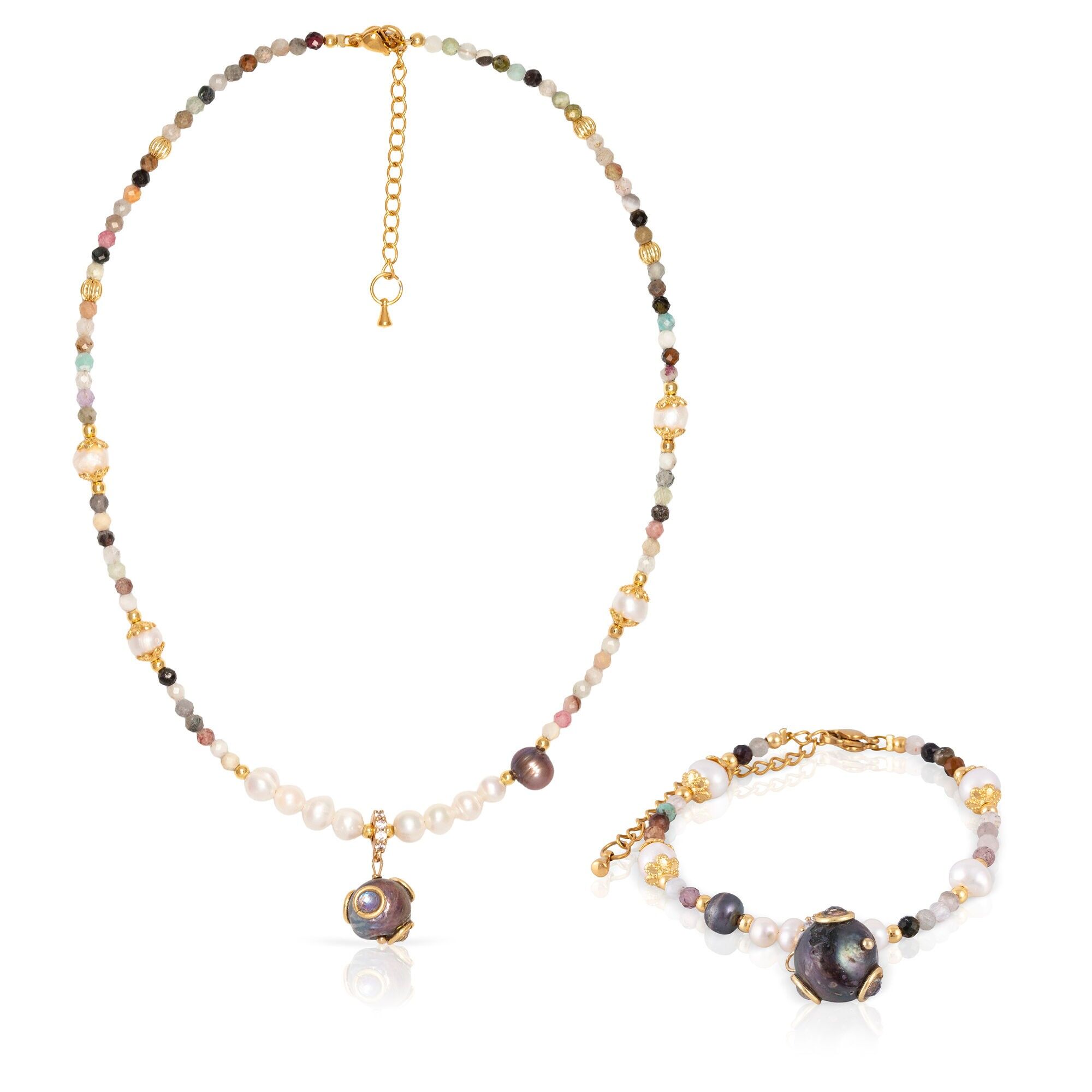 Set composto da bracciale e collana coordinati. Design barocco con pendente di perla nera, zirconi cubici e chiusura a moschettone. Colore:Multicolore