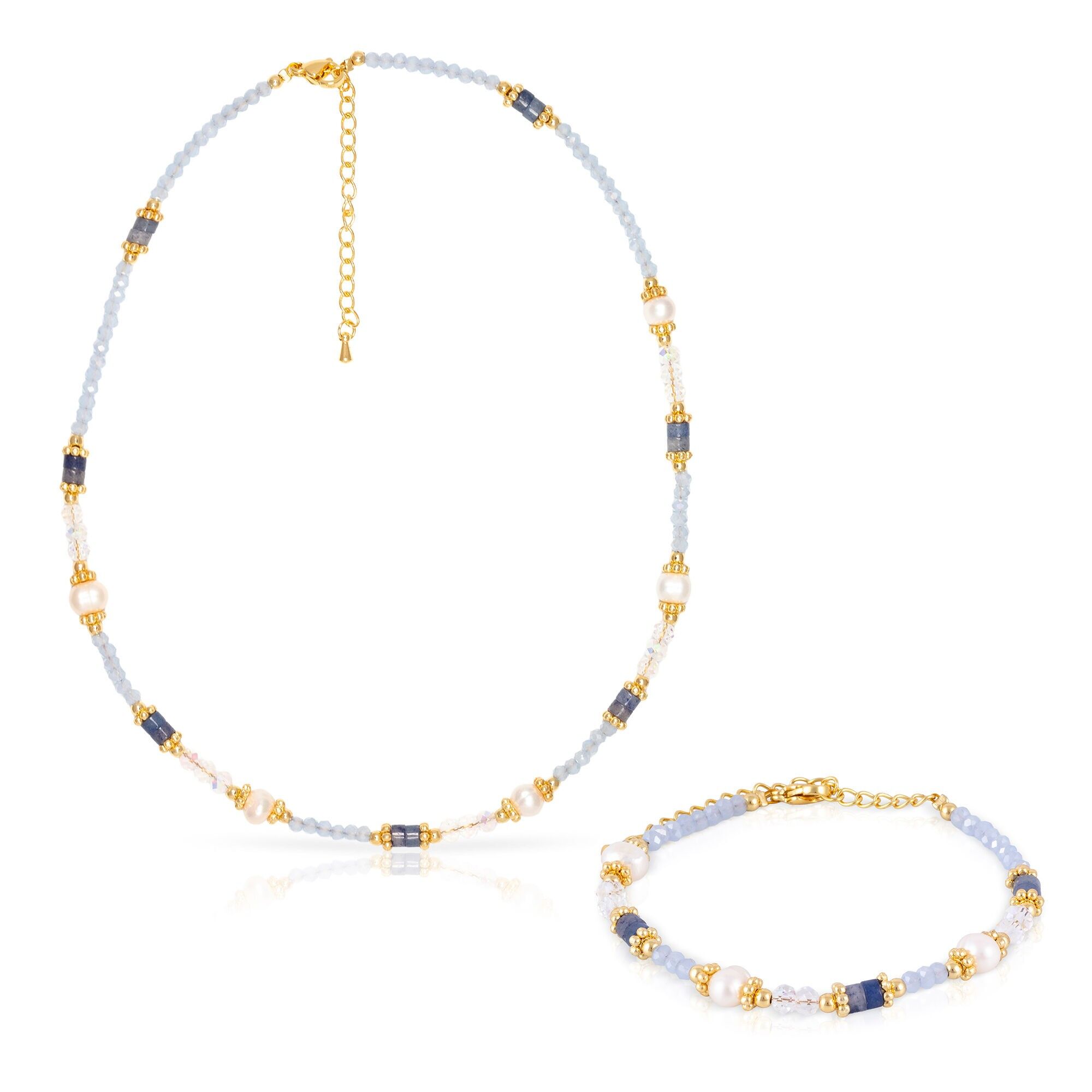 Set composto da bracciale e collana coordinati. Realizzato con lapislazzuli, cristalli blu e bianchi con perle naturali e chiusura a moschettone. Colore:Multicolore