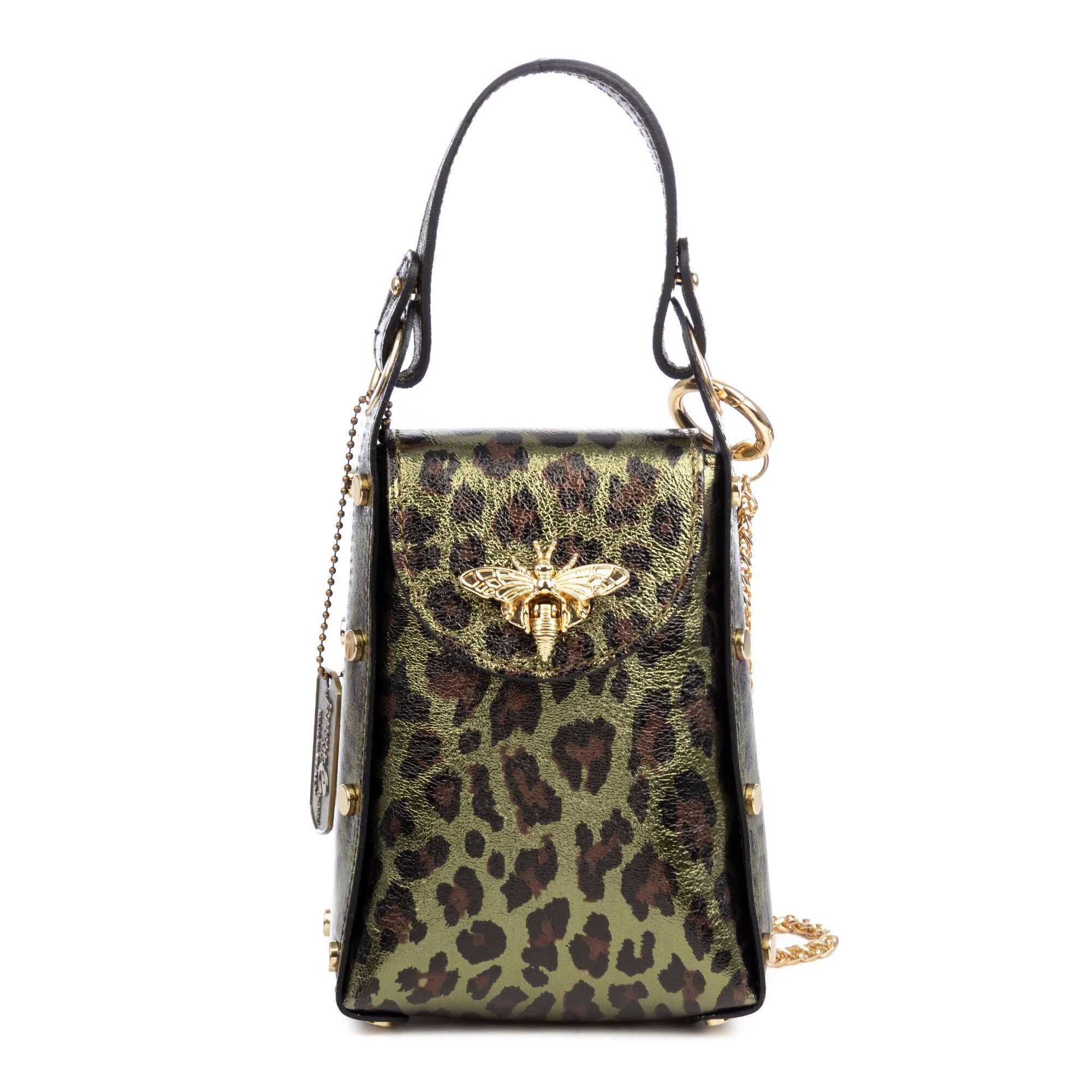 Alviano Damenhandtasche. Echtes Wildleder mit glänzend lackiertem Leoparden-Tierprint.
