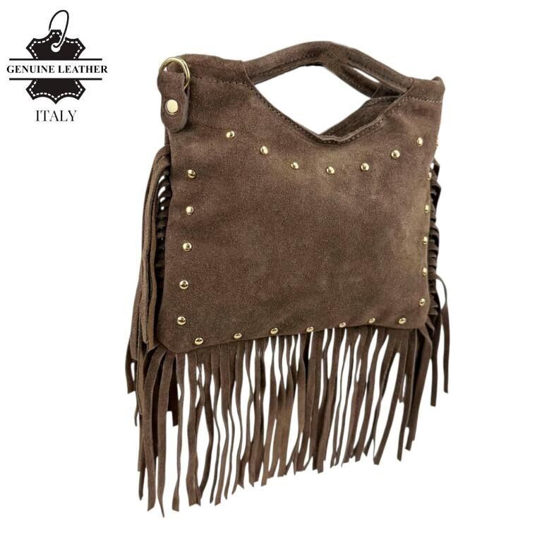 Borsa a mano in pelle scamosciata con borchie e frange. promozionale
