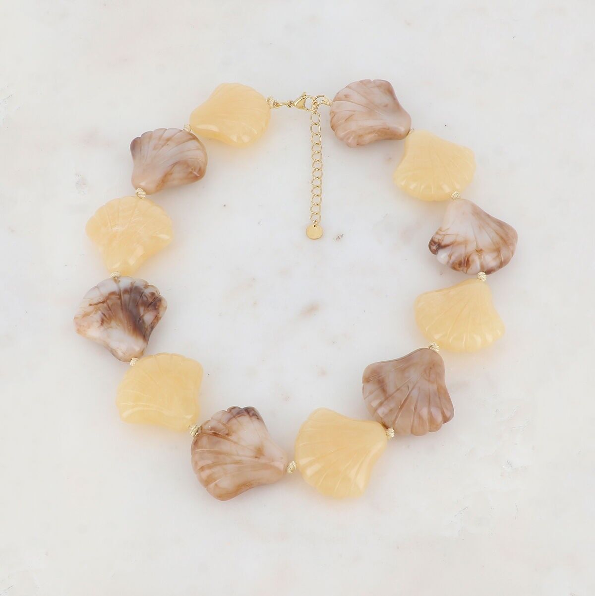 Necklace with shell-shaped resin beads