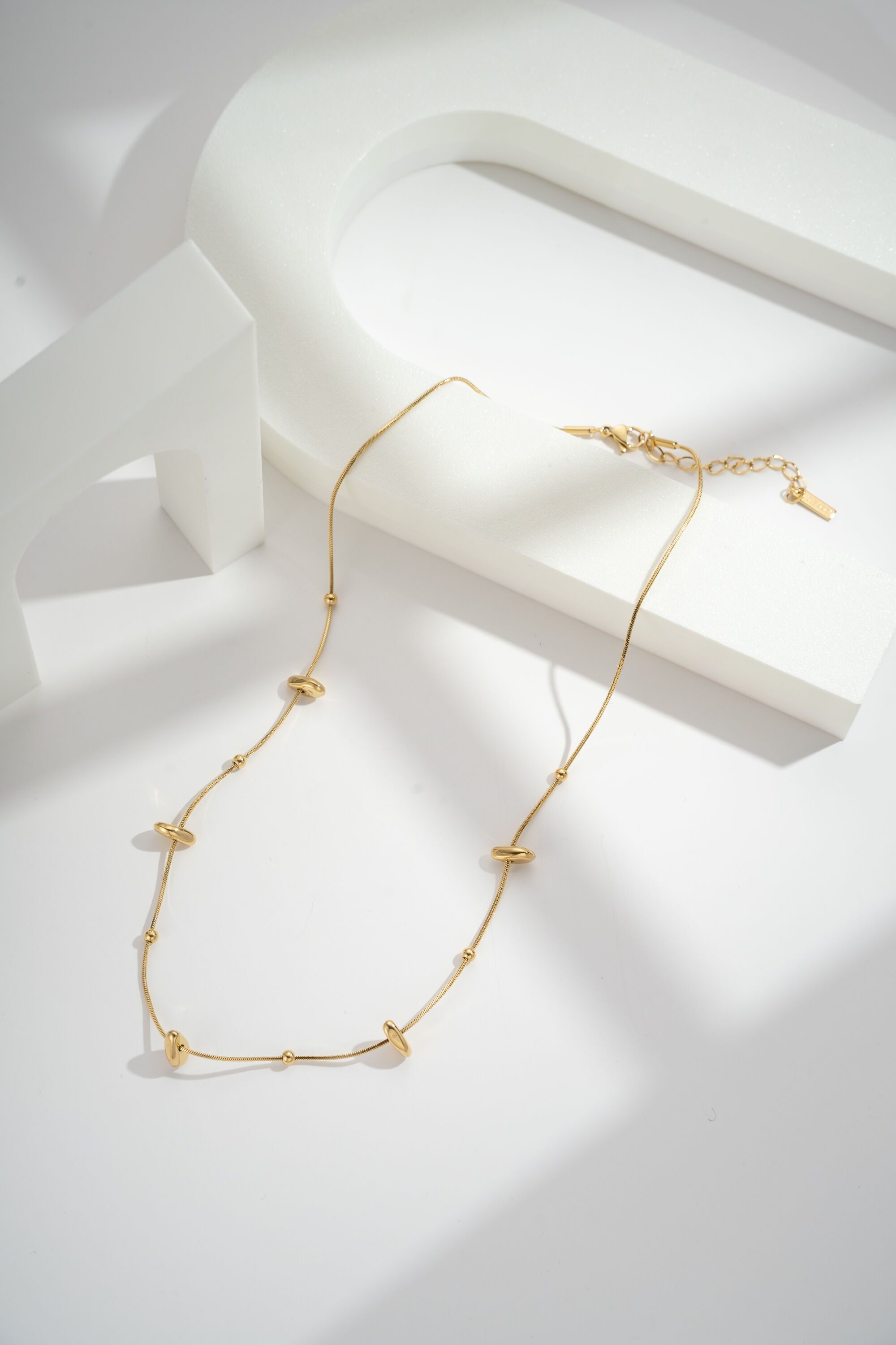 Adjustable necklace in gold and silver stainless steel with a chic pearl