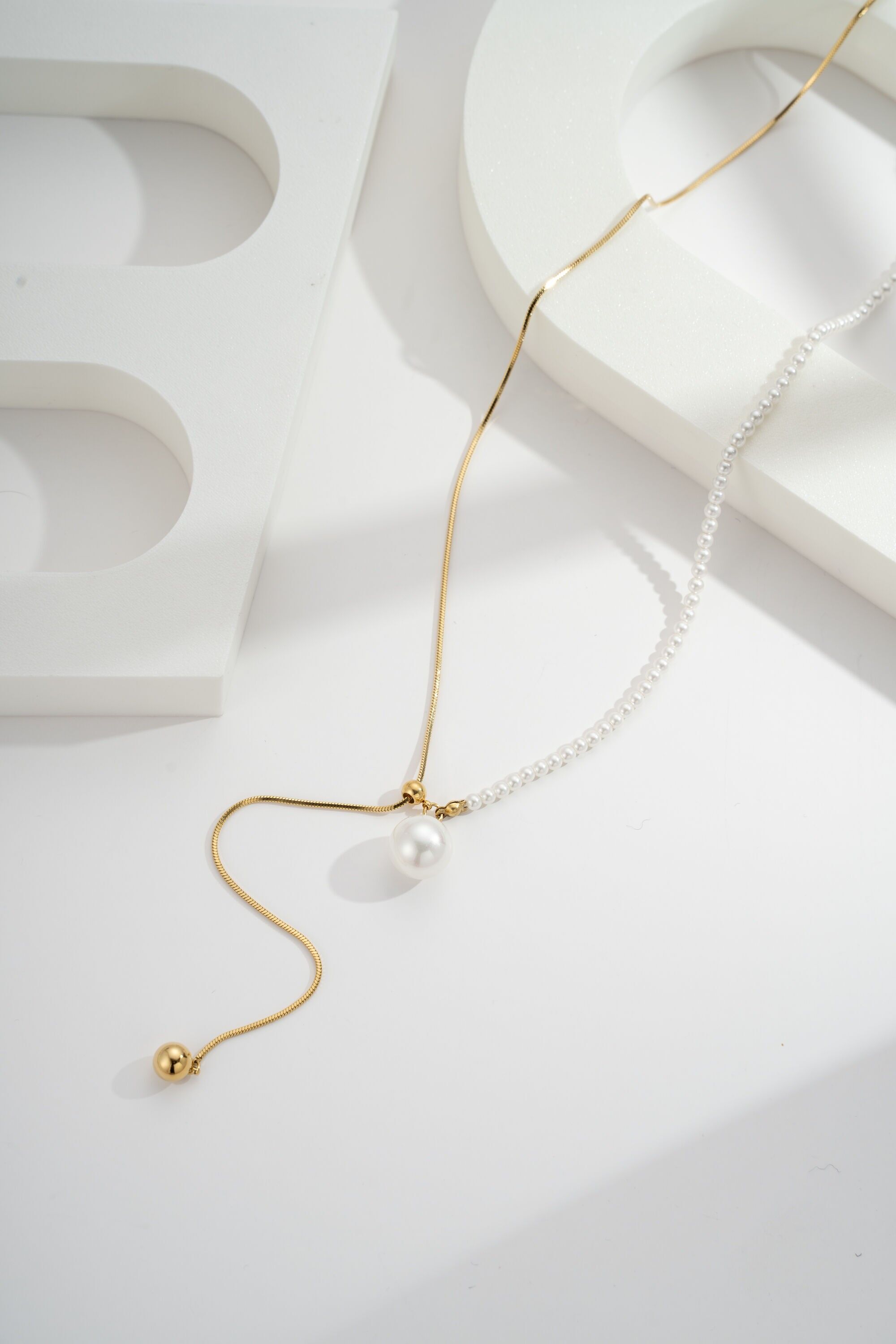 Asymmetrical sliding necklace in gold-tone stainless steel with beads