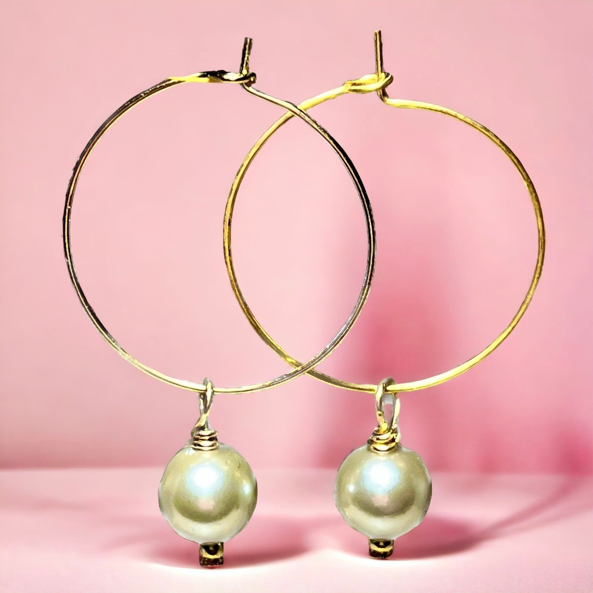 Orecchini "ELVIRA" con perle di madreperla grigio chiaro e placcatura in oro fino