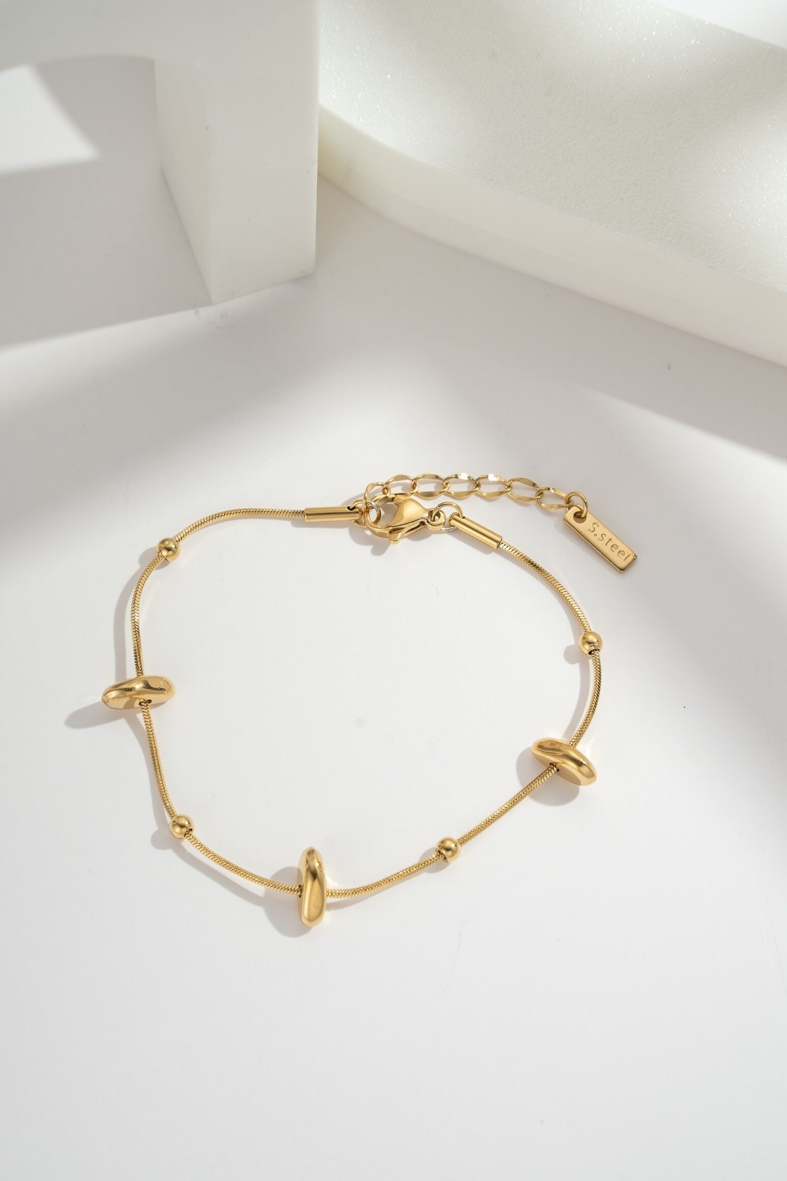 Thin bracelet in gold or silver stainless steel with beads