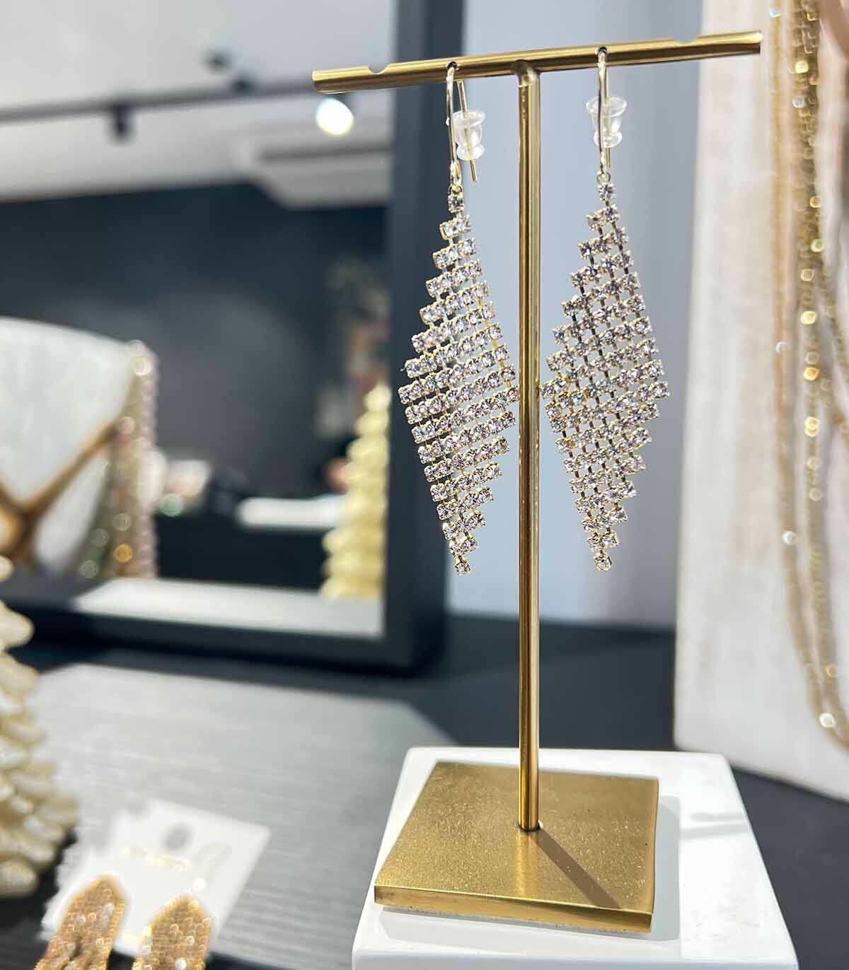 Crystal diamond-shaped drop earrings - Gold