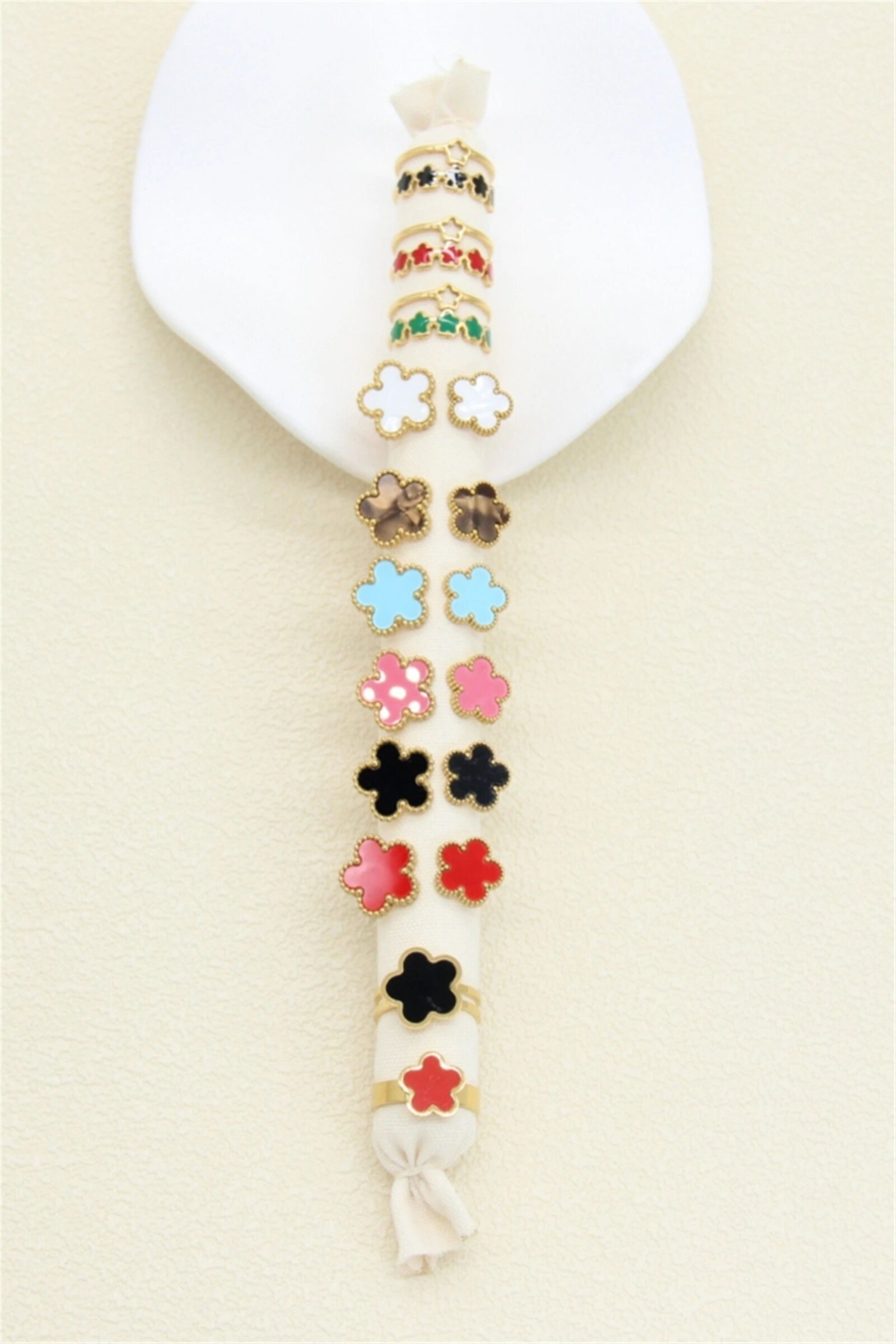 Set mit 11 emaillierten Kleeblattringen – Verschiedene Designs