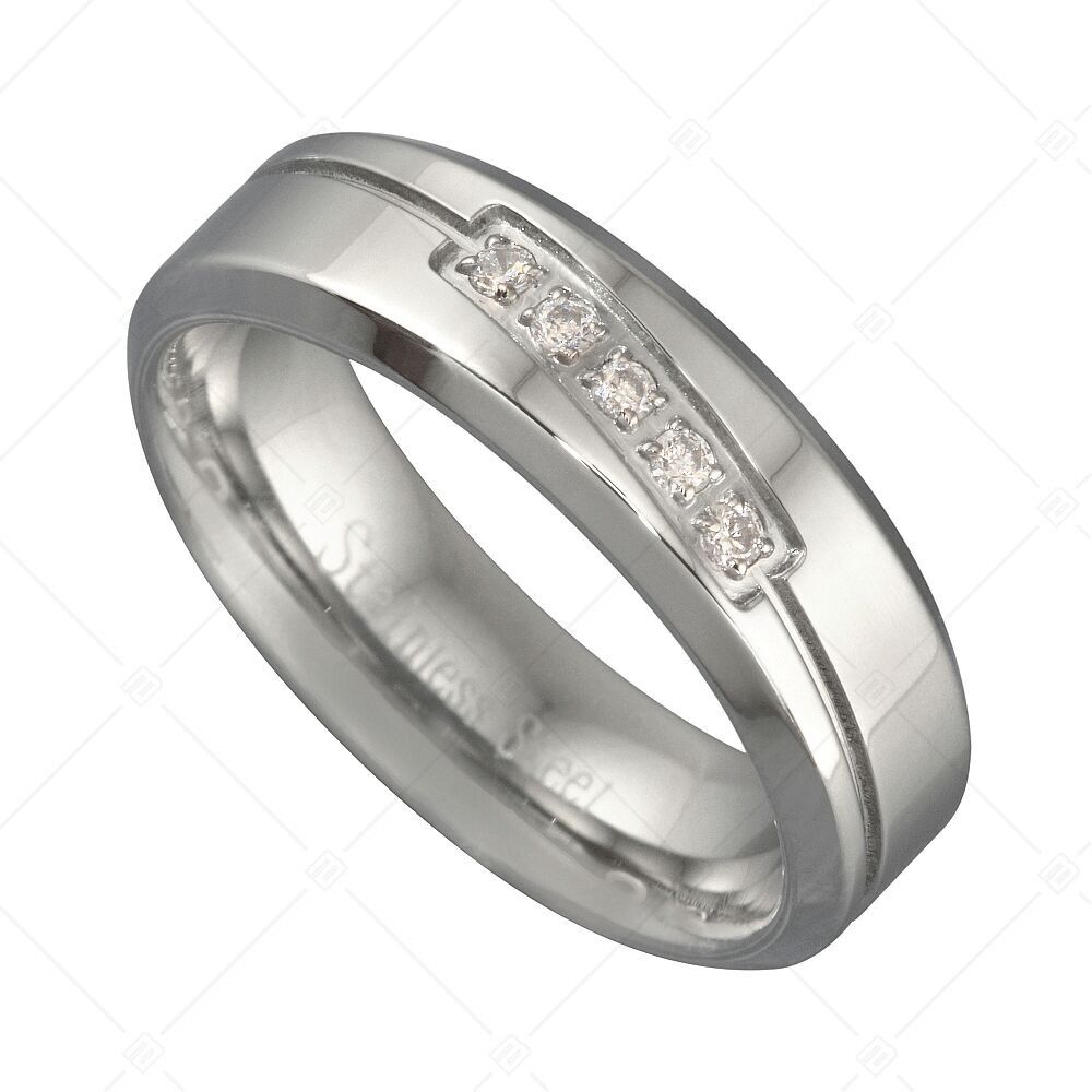 Bague en acier inoxydable poli et brossé, finition mate, ornée de pierres précieuses en oxyde de zirconium.