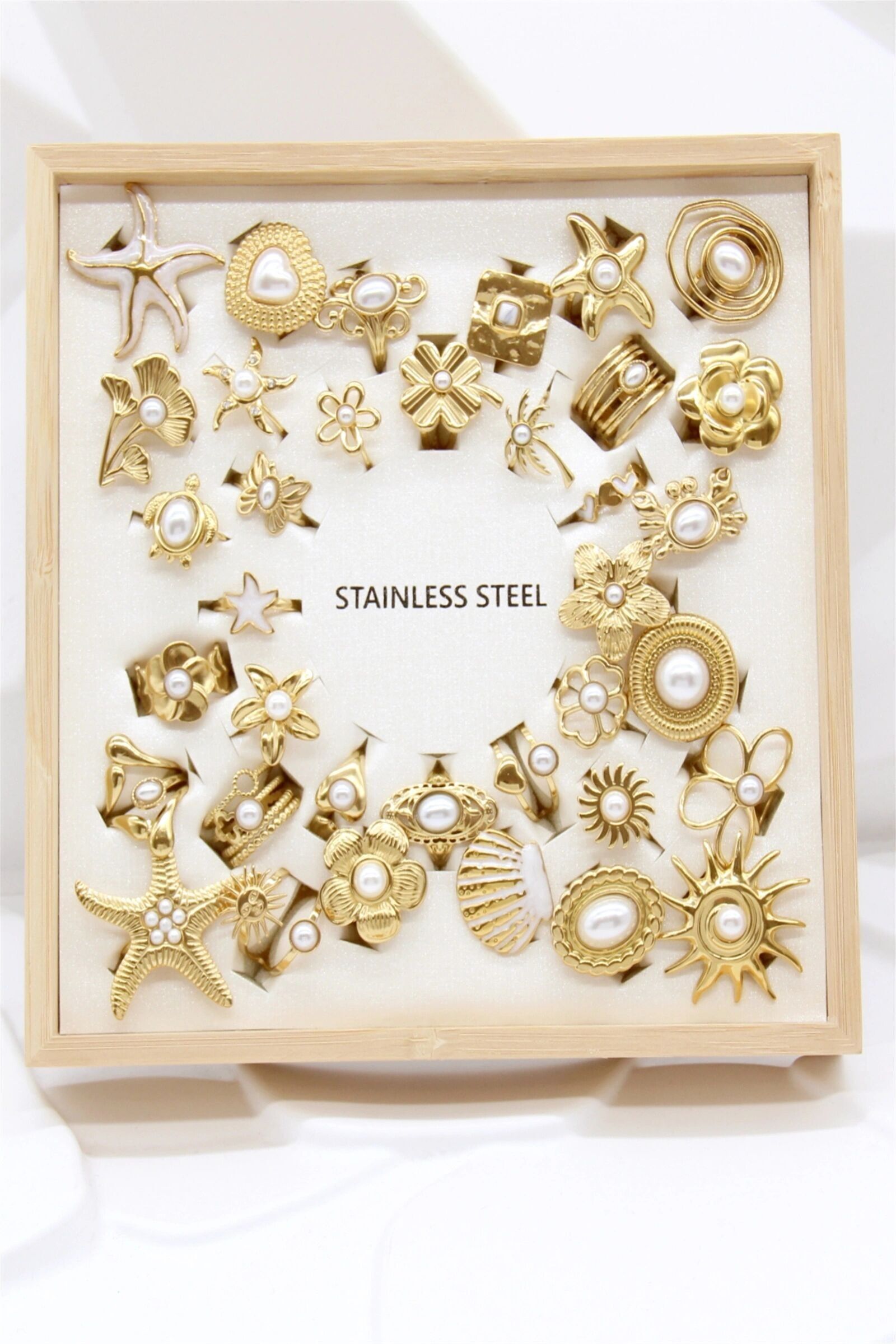 Set mit 36 ​​goldfarbenen Emaille-Ringen – Edelstahl. Inklusive Präsentationsständer.