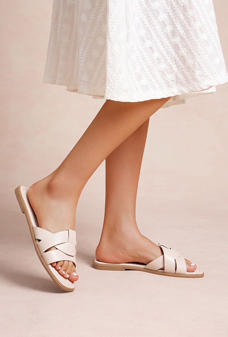 Mules piatte intrecciate: l'elegante dettaglio dell'estate