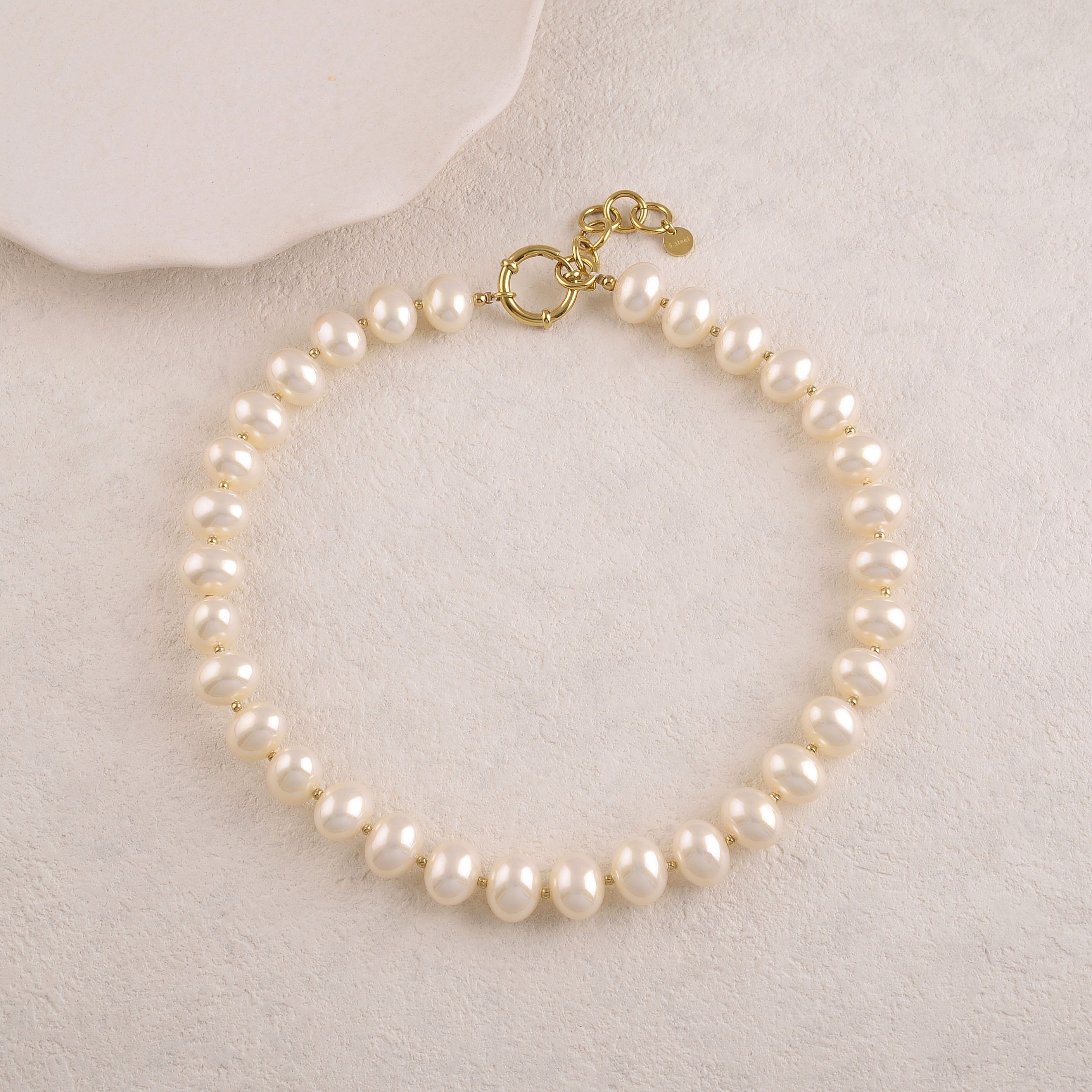 Necklace with oval resin beads with a pearly effect (Size S)