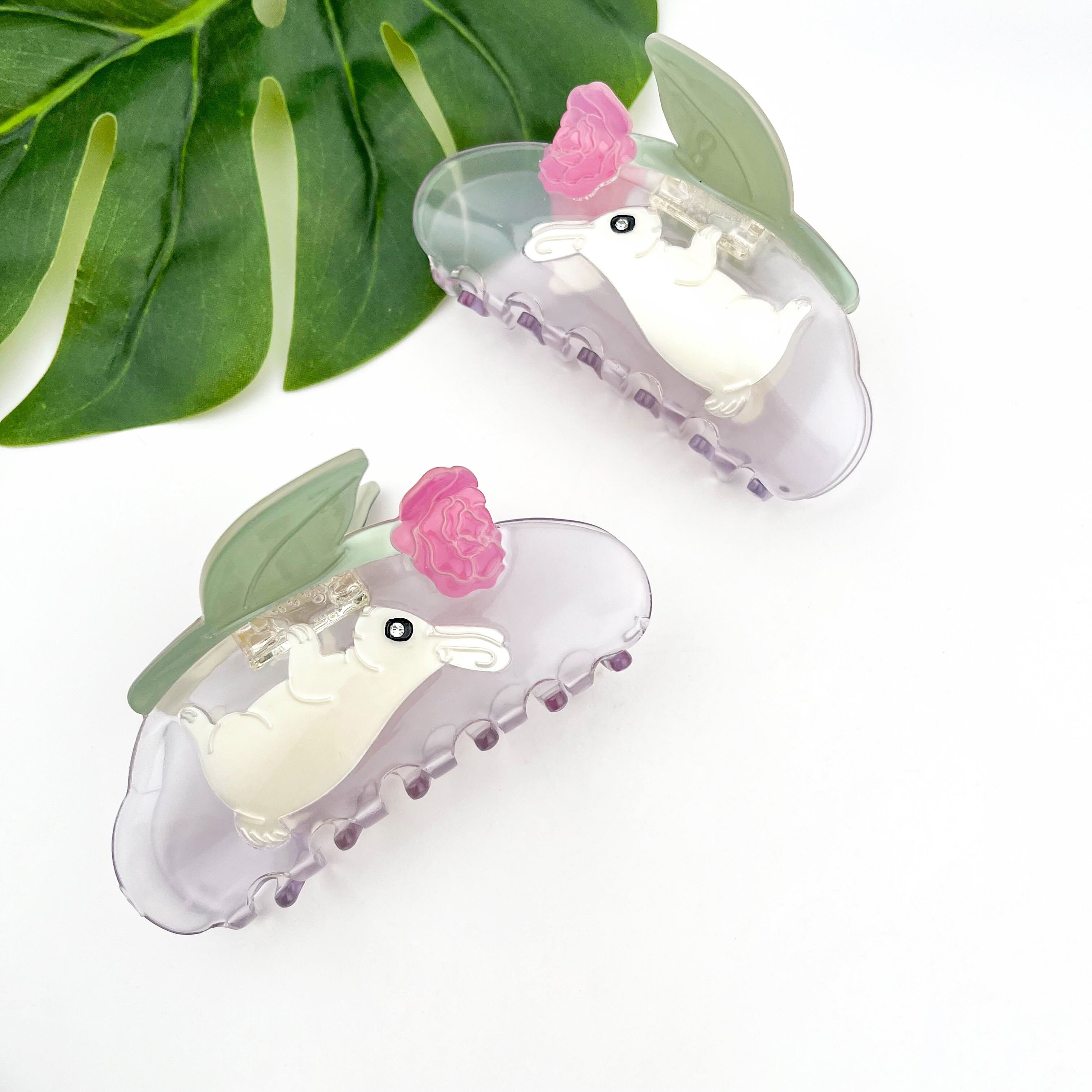 Cremefarbenes Häschen mit rosa Pfingstrosenhaarkralle