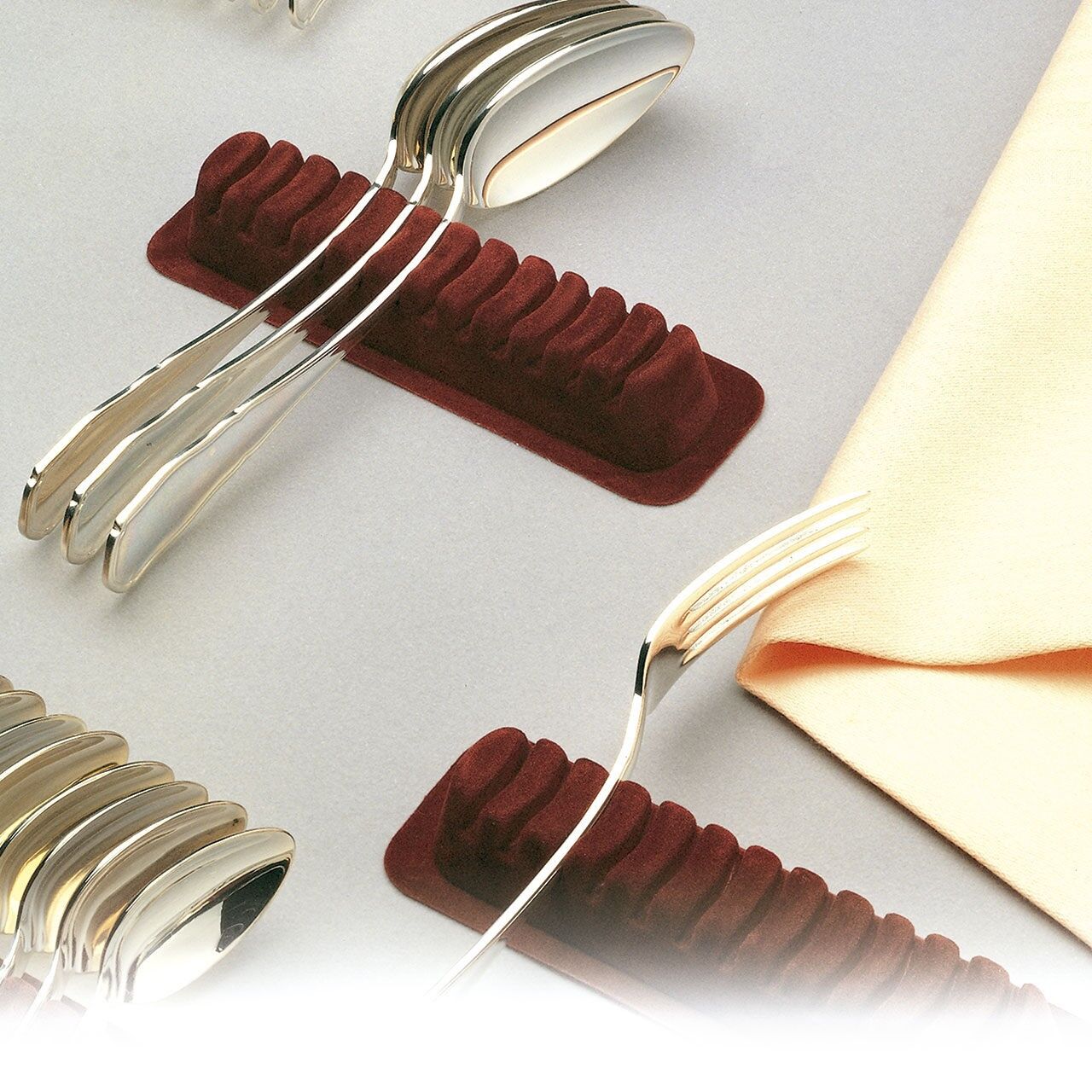 Rayen | Besteckkasten | Modernes und ansprechendes Design | Inklusive Selbstklebeband | Anpassbar | Rot | Maße: 22x54.99x3.48 cm