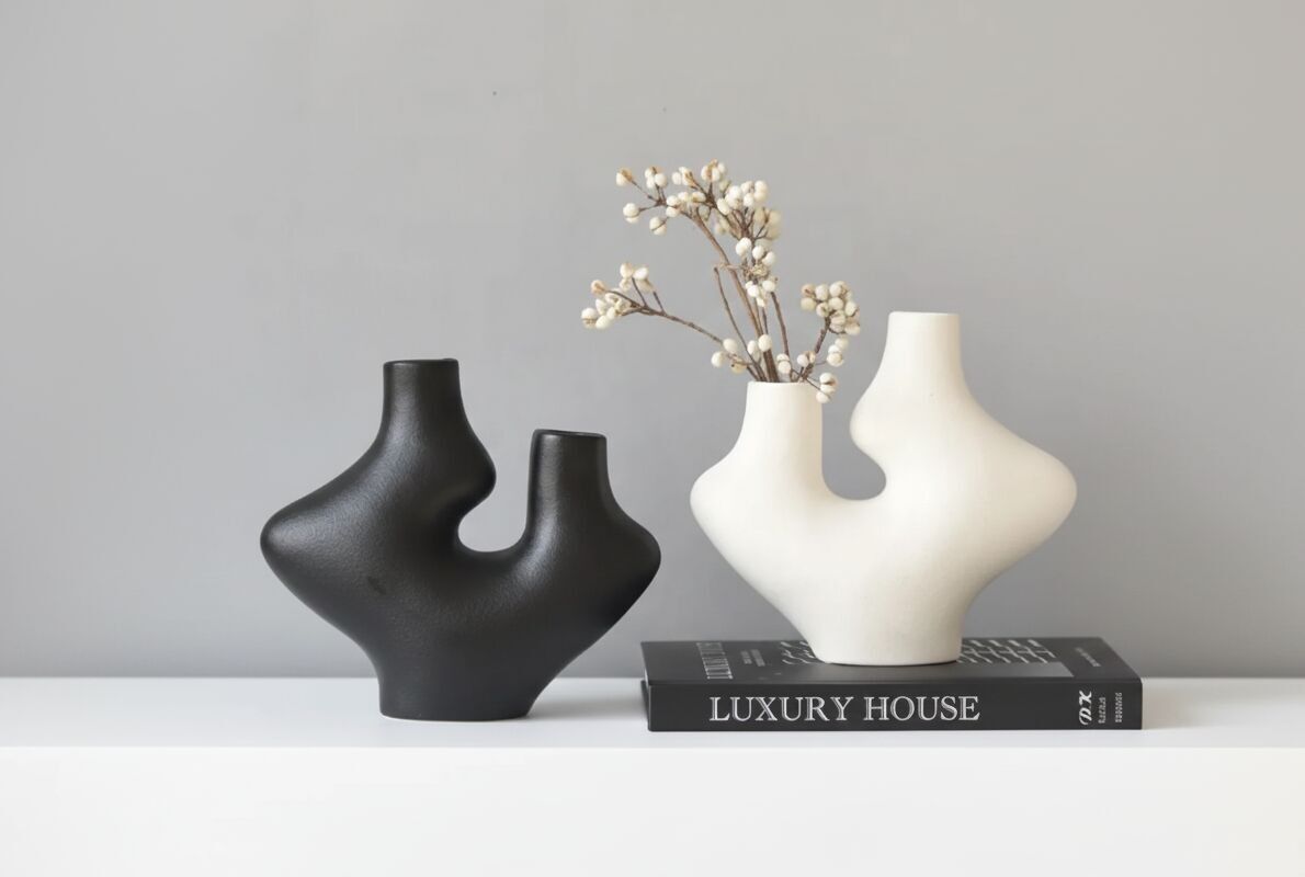 Moderne abstrakte Skulpturenvase – Zeitgenössisches minimalistisches Keramikdekor