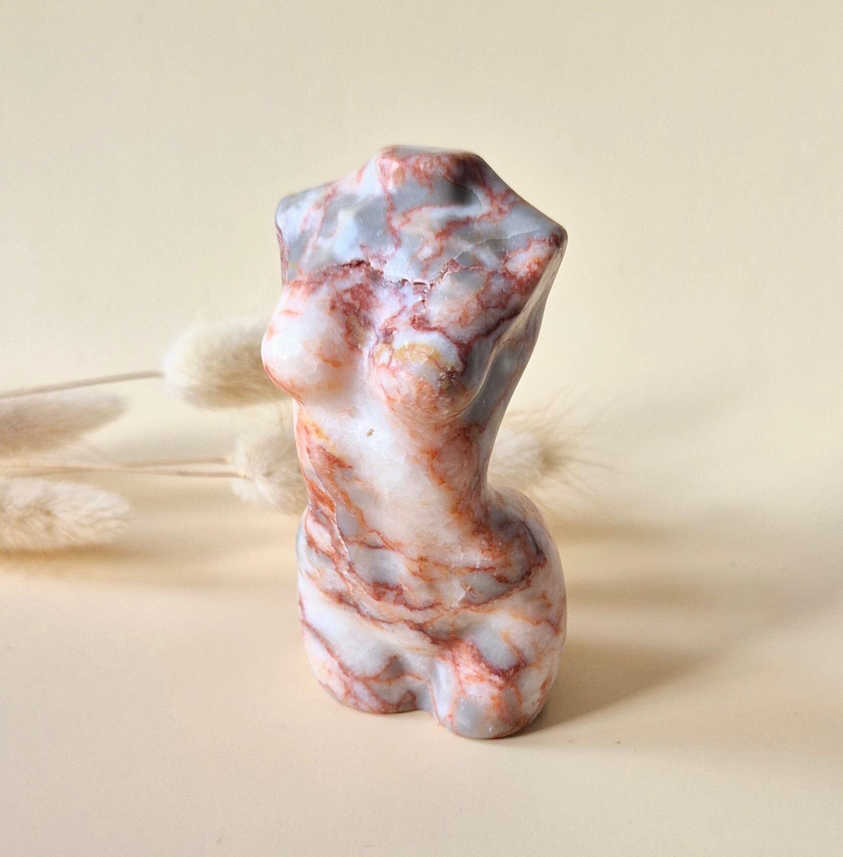 Estatua femenina de piedra de red roja de 8 cm: busto de piedra preciosa protectora