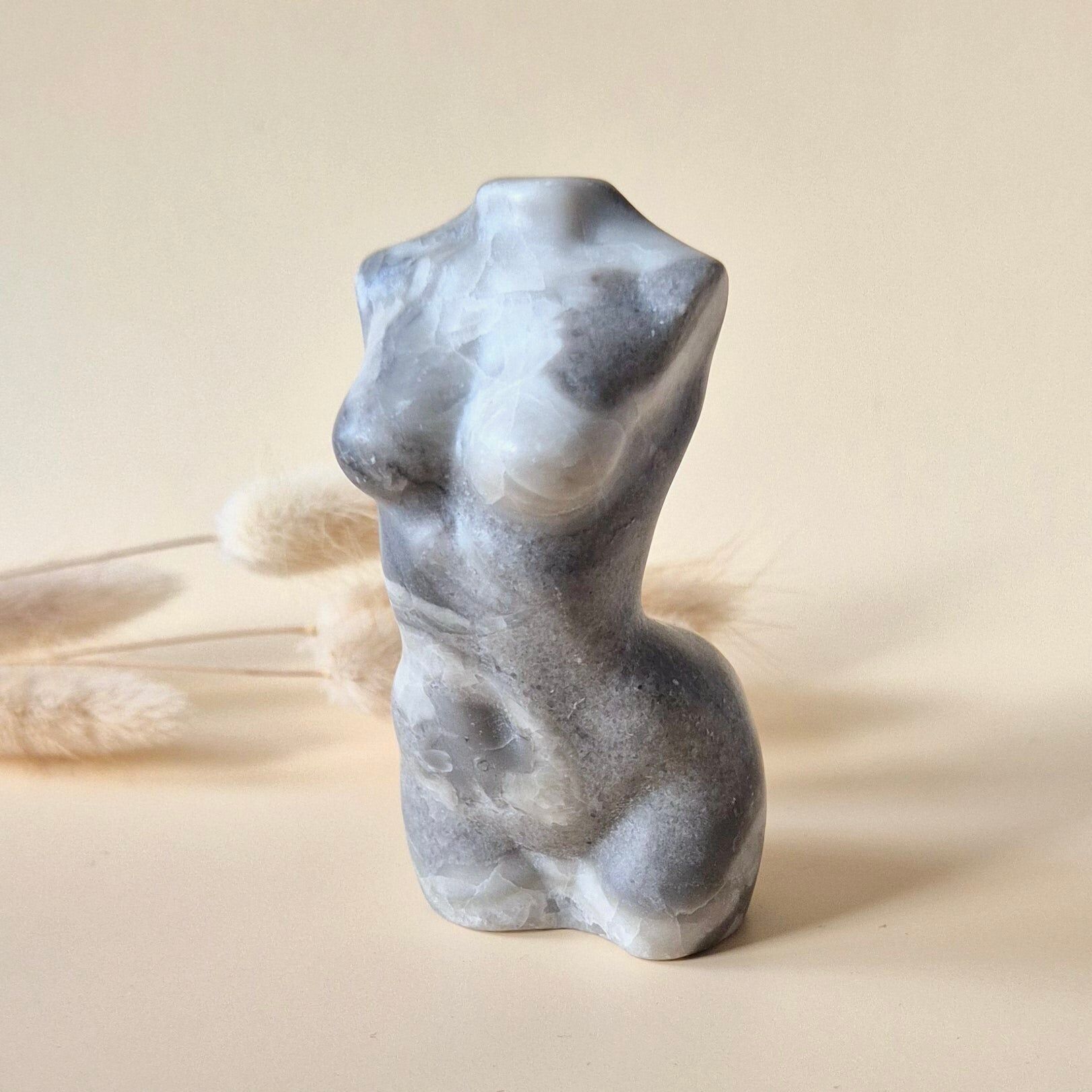 Graue Landkartenstein-Frauenfigur 8 cm – schützende Edelsteinbüste