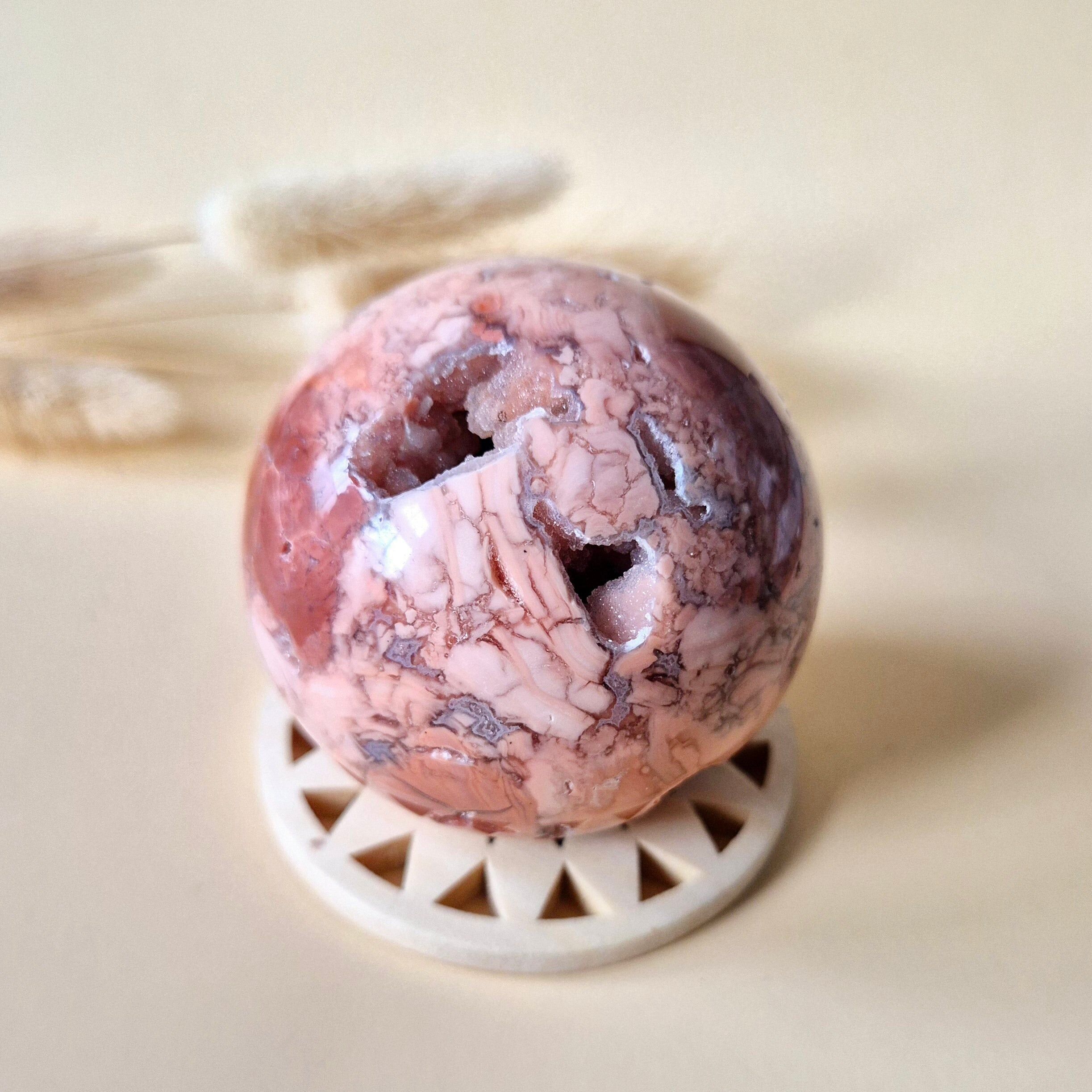 Bola de ágata de pétalos druzy de cristal de 56 mm: una obra de arte única de la Madre Tierra.