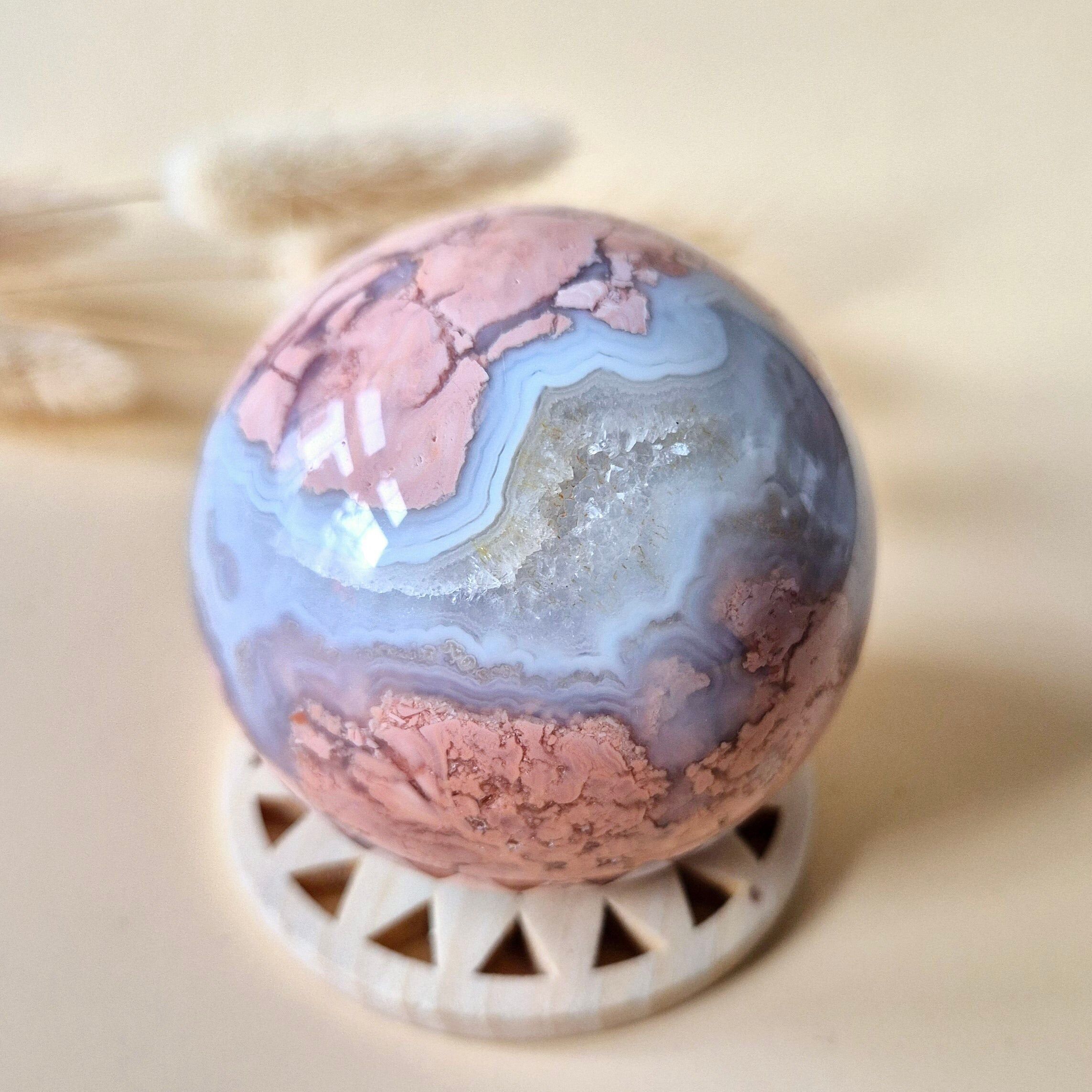 Bola de ágata de pétalos druzy de cristal de 60 mm: una obra de arte única de la Madre Tierra.