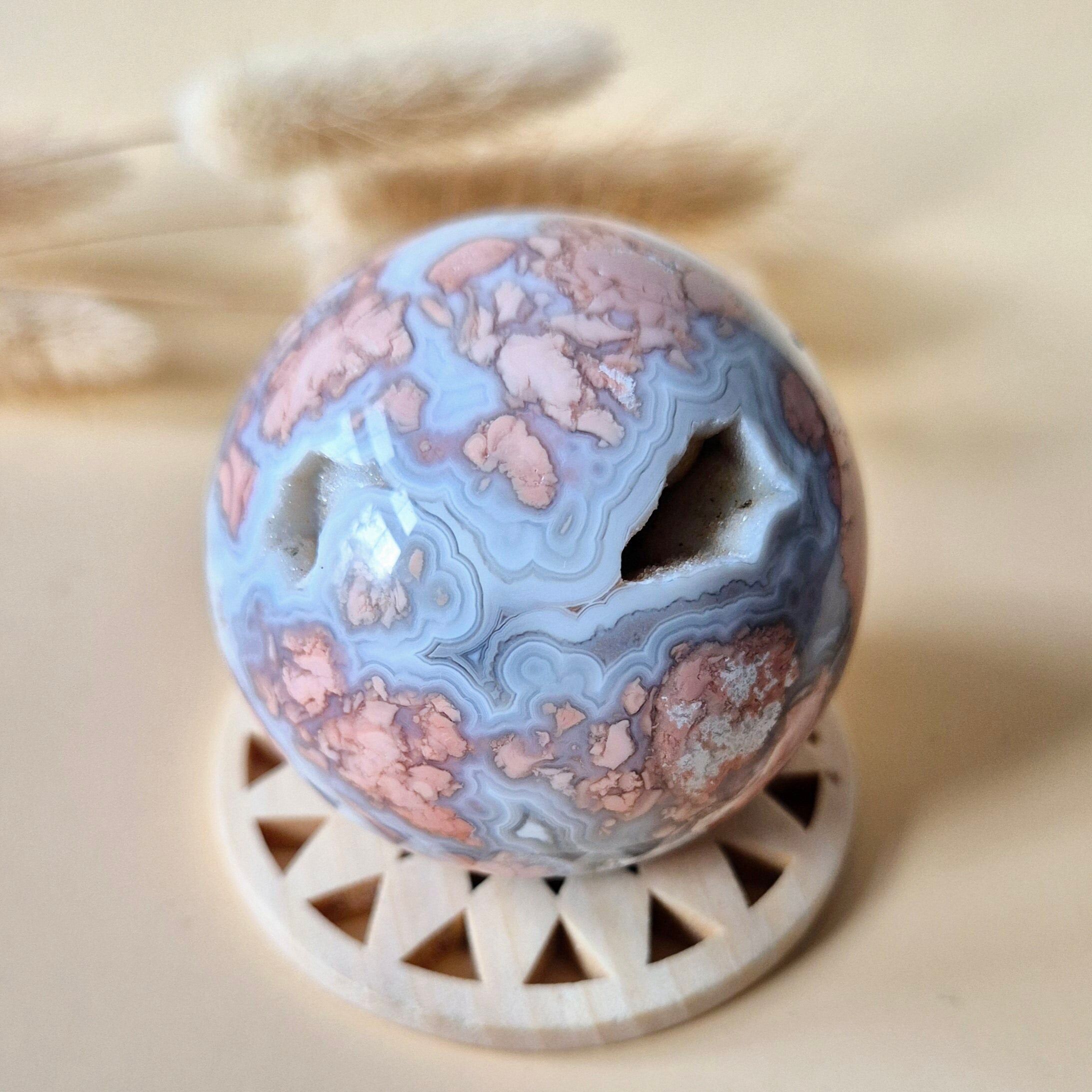 Bola de ágata de pétalos druzy de cristal de 53 mm: una obra de arte única de la Madre Tierra.