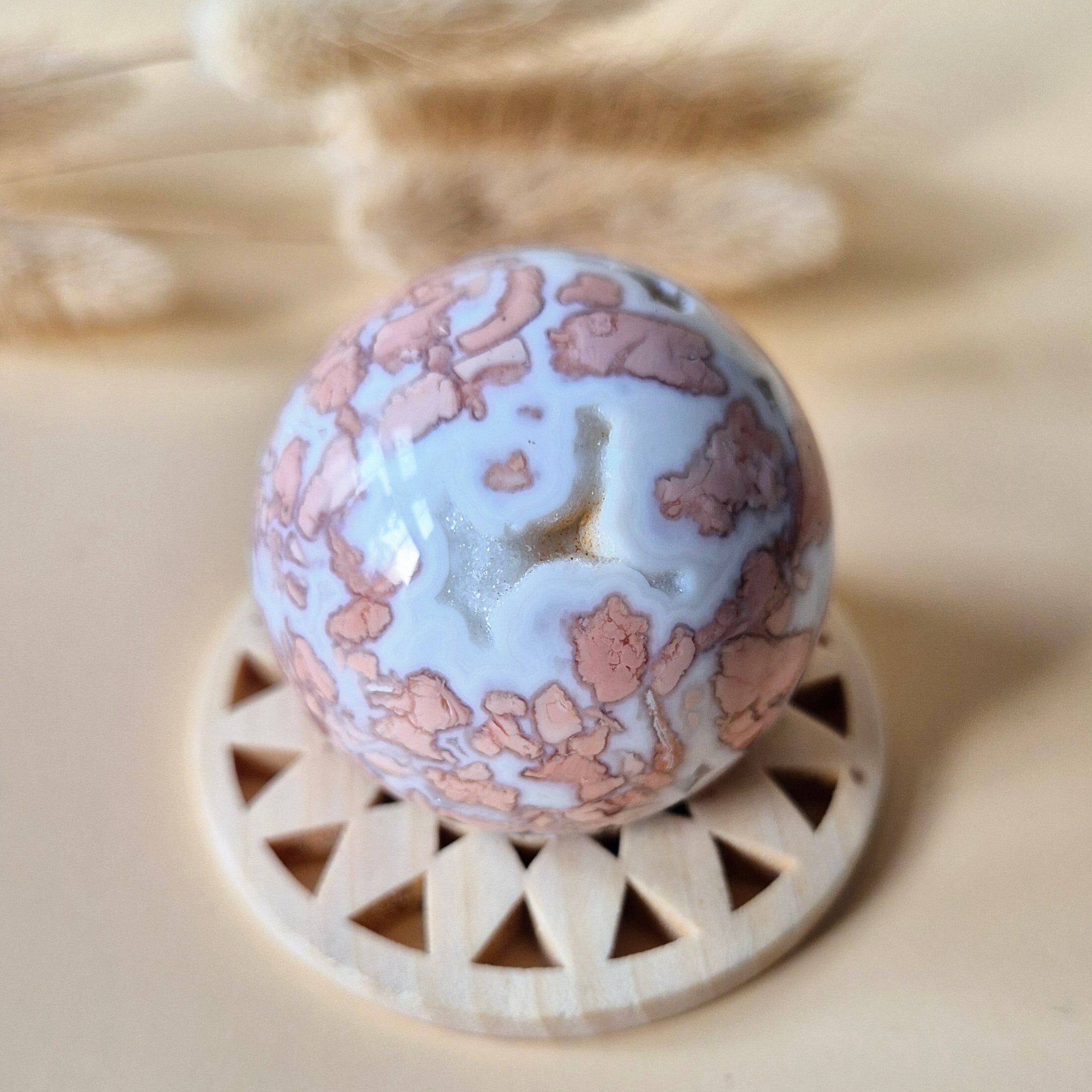 Bola de ágata de pétalos druzy de cristal de 44 mm: una obra de arte única de la Madre Tierra.