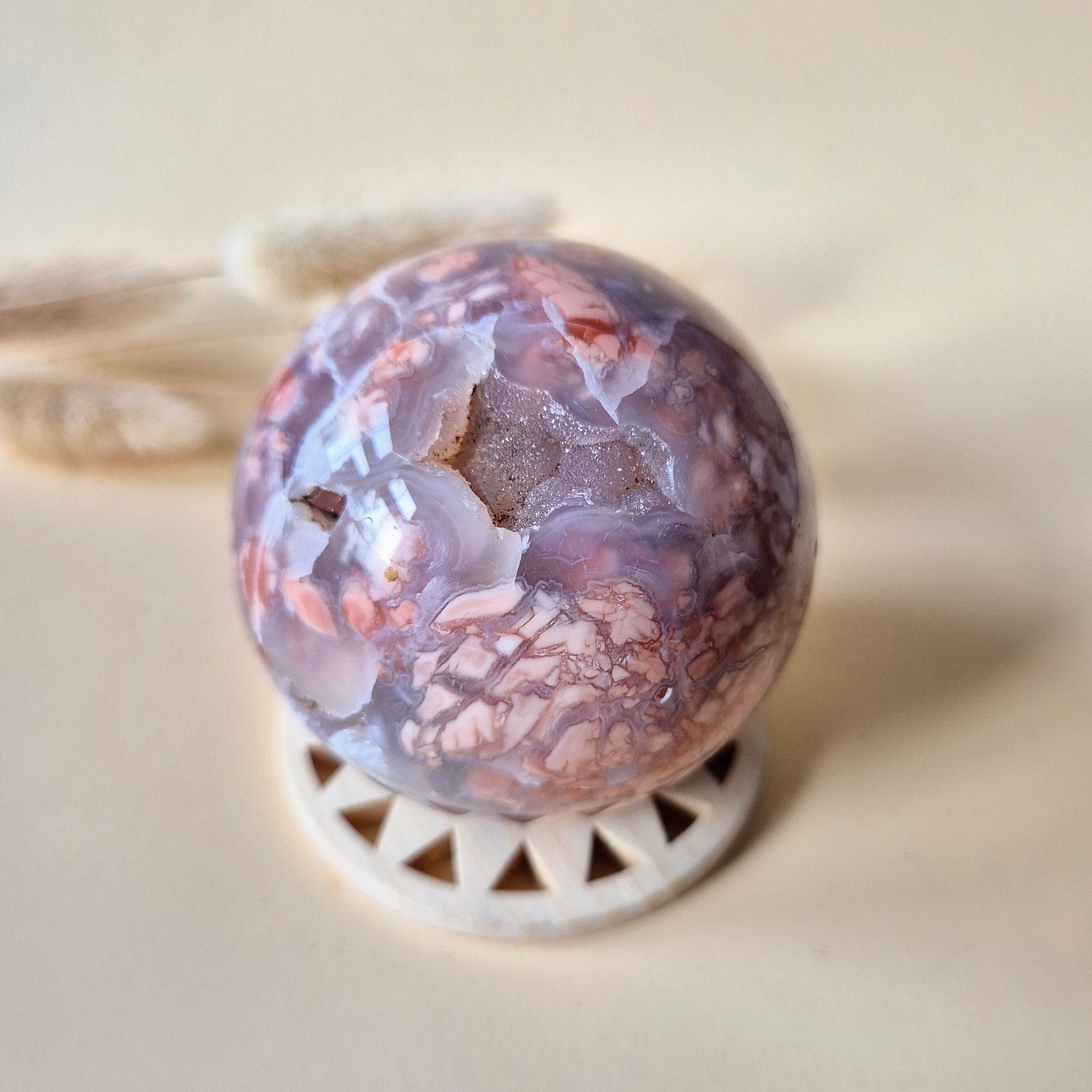 Bola de ágata de pétalos druzy de cristal de 61 mm: una obra de arte única de la Madre Tierra.
