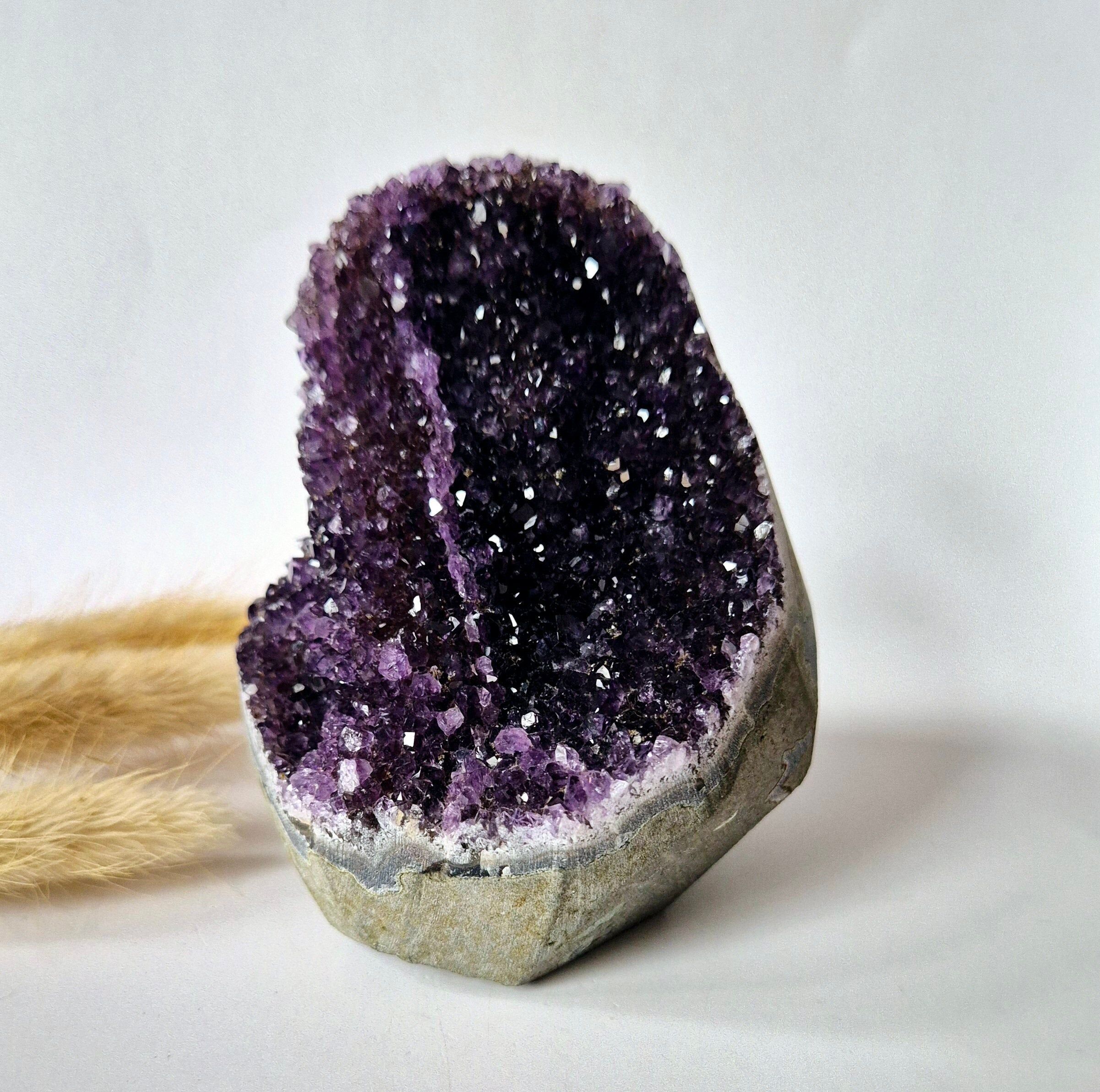 Geoda de amatista pulida de 492 gramos: un atractivo espiritual con energía poderosa.