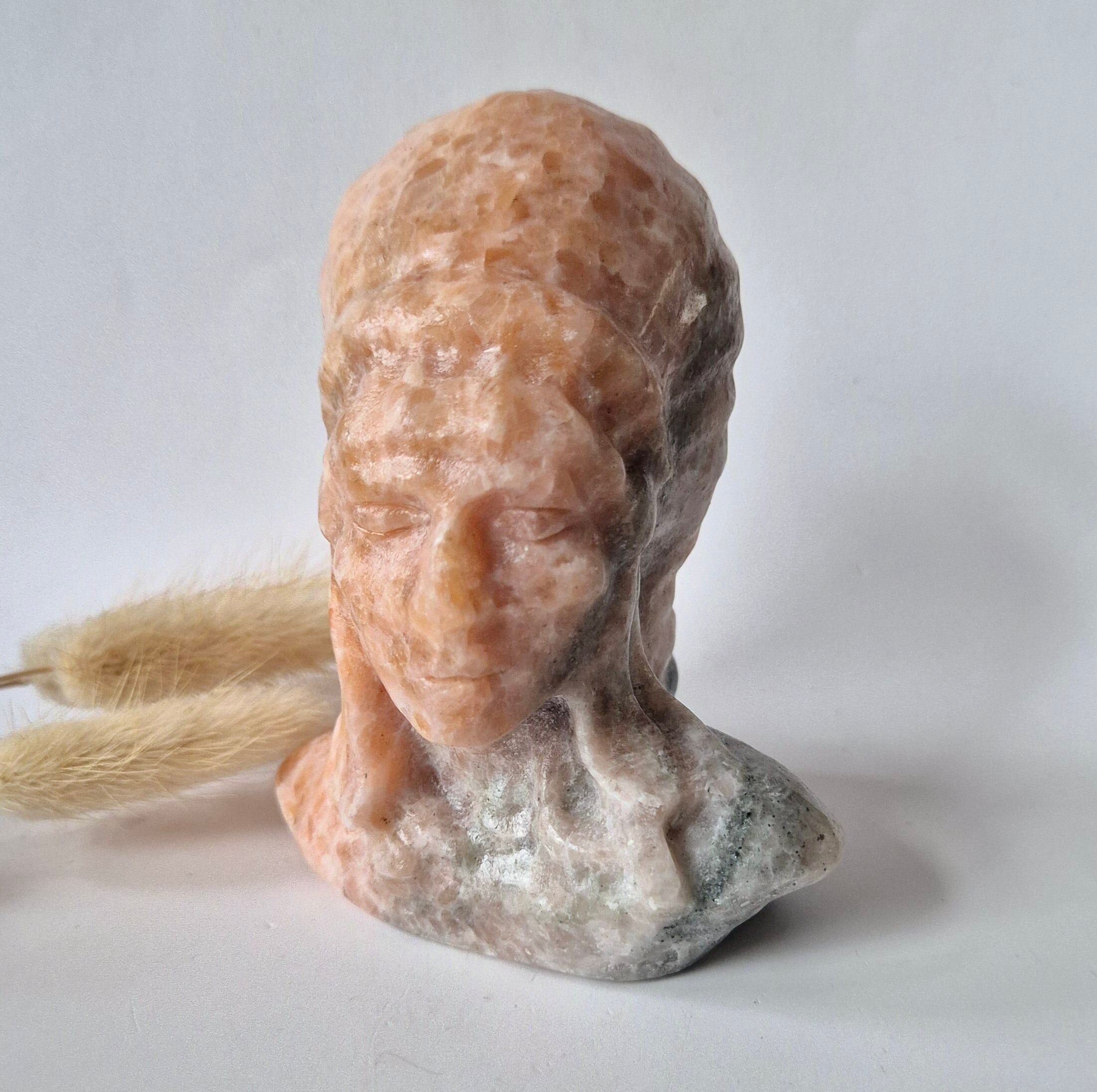 Buste masculin amérindien en calcite orange – ca.Sculpture en pierre précieuse de 10 cm (indienne)
