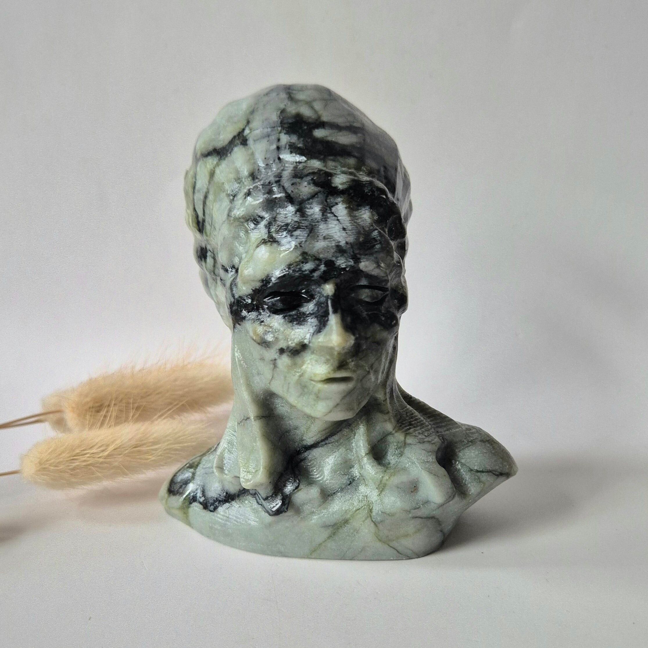 Smaragd in Matrix, Bild der amerikanischen Ureinwohner – ca.10 cm | ±500 g Edelsteinschnitzerei (Indisch)