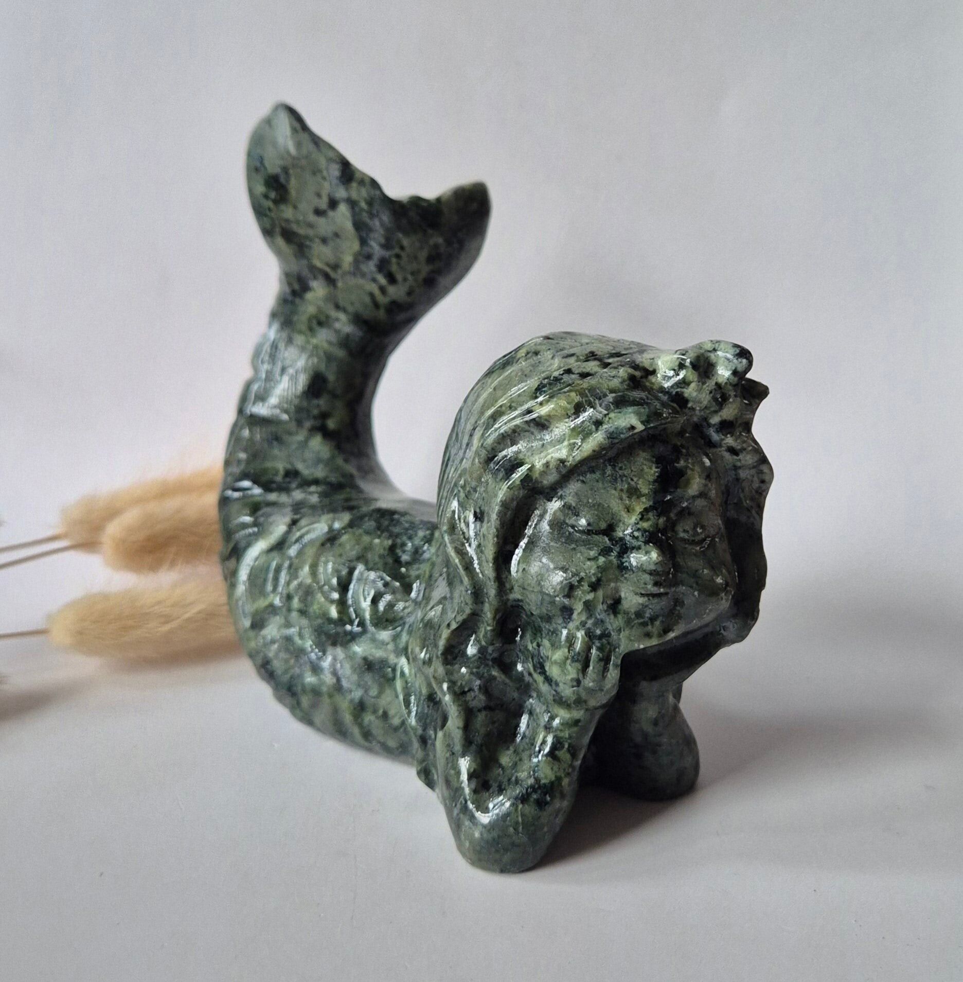 Sirena de Jade Verde – 13 cm | Talla de Piedra Preciosa de 600–700 g