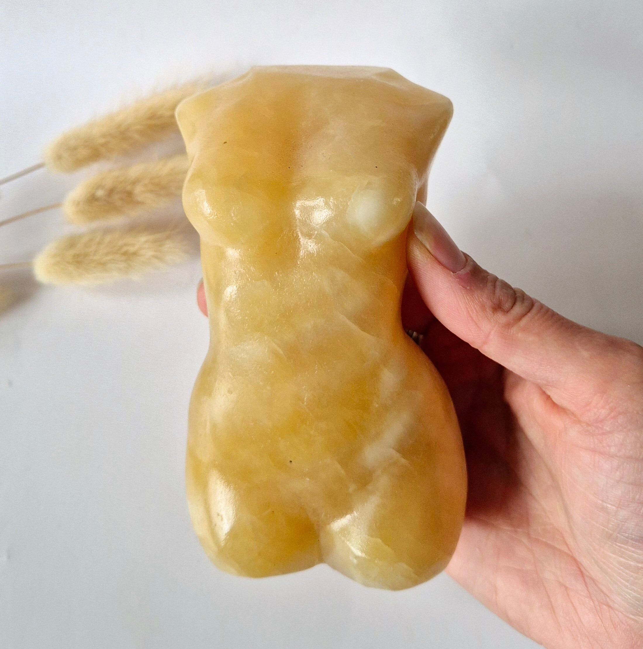 Frauenfigur aus Honigkalzit, 13-14 cm – schützende Edelsteinbüste