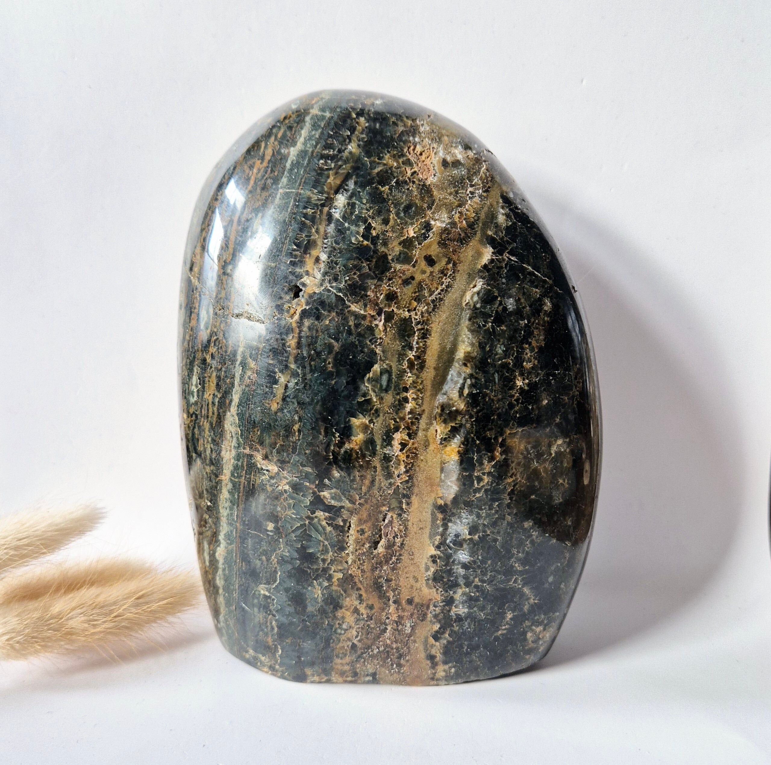 Spirituelles Schmuckstück aus Ozeanjaspis (Freiform) – 1600 Gramm