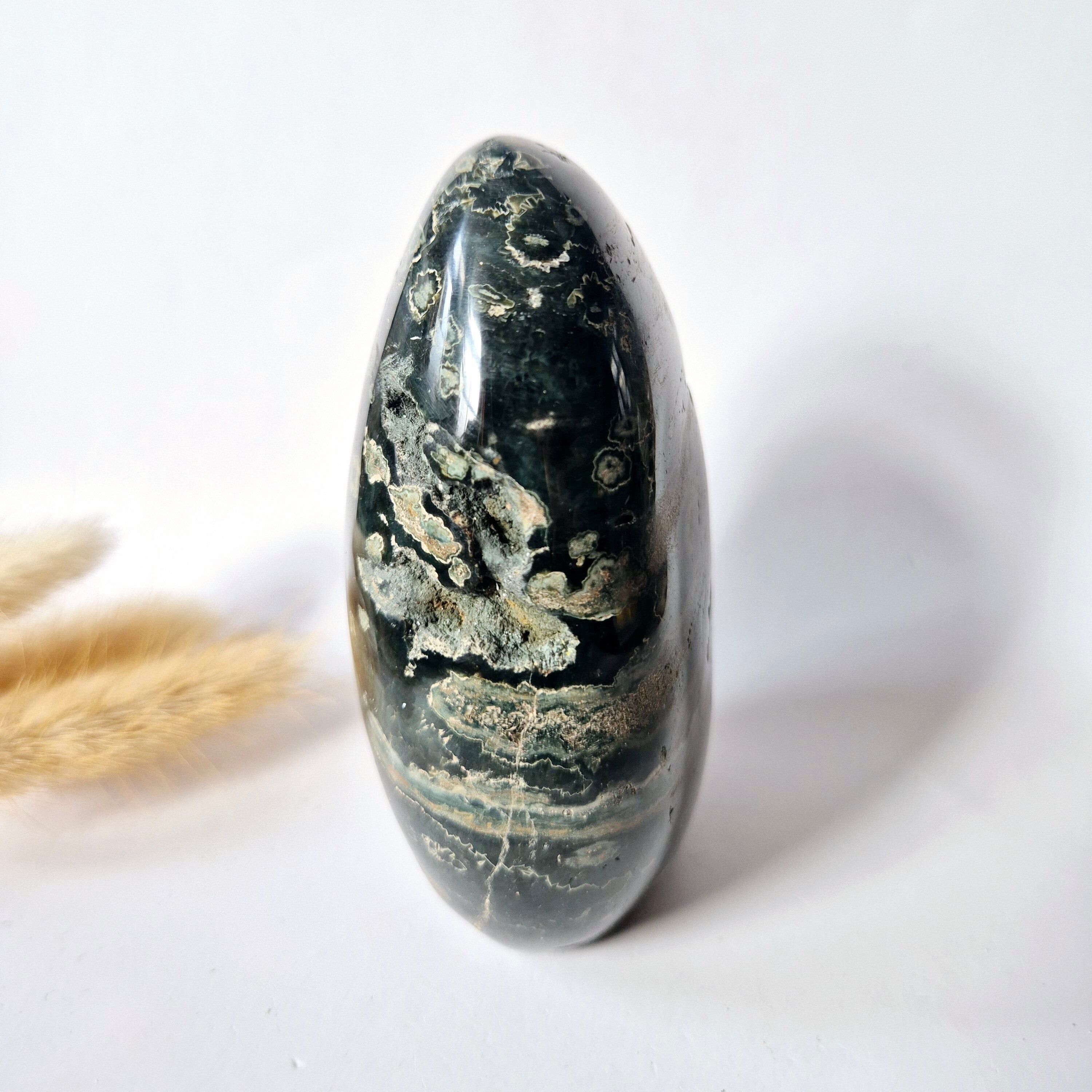 Spirituelles Schmuckstück aus Ozeanjaspis, Freiform – 429 Gramm