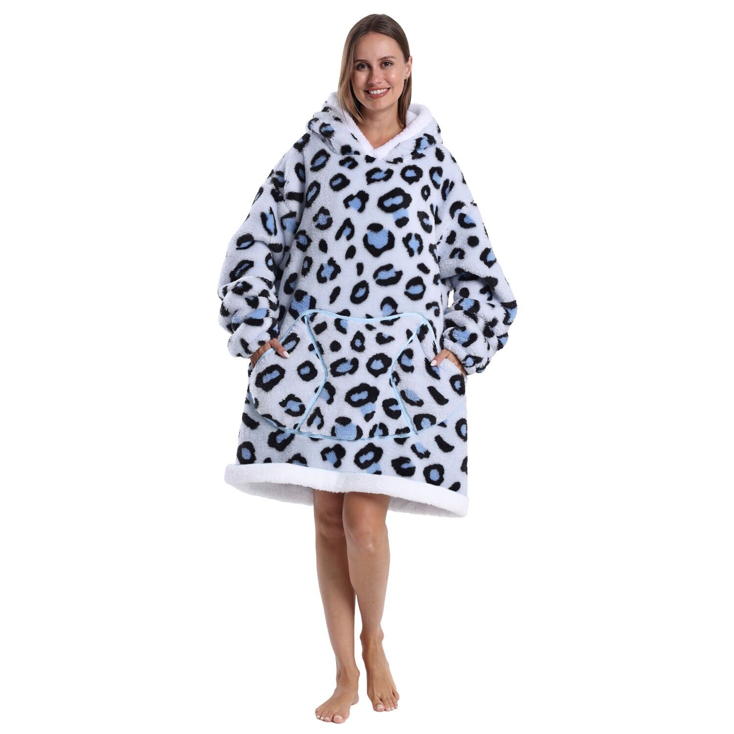 Bata estilo sudadera y manta de felpa extrasuave. Triple bolsillo frontal tipo canguro. Diseño leopardo blanco tipo corto. Color:Leopardo 