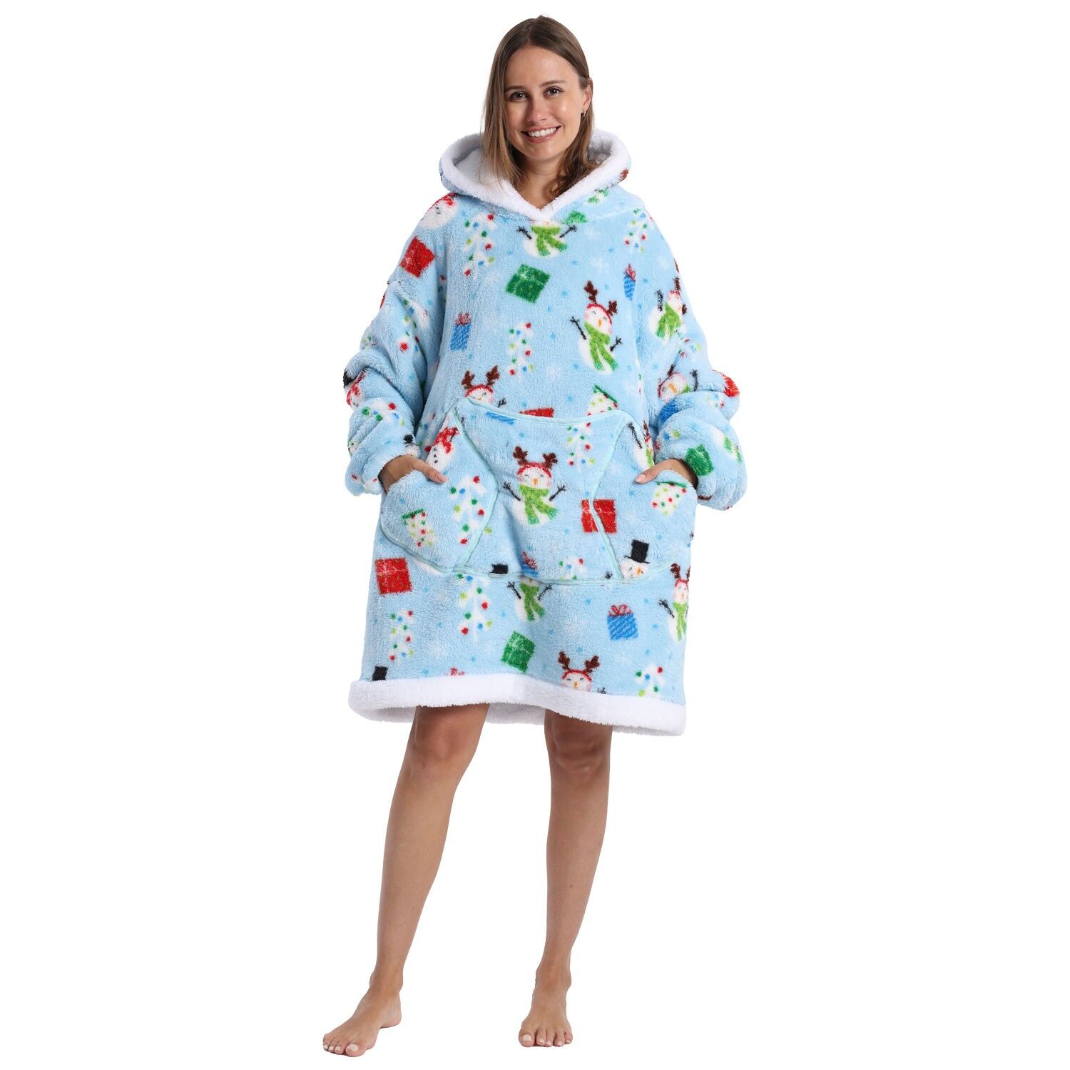 Bata estilo sudadera y manta de felpa extrasuave. Triple bolsillo frontal tipo canguro. Diseño navideño azul tipo corto. Color:Azul Claro 