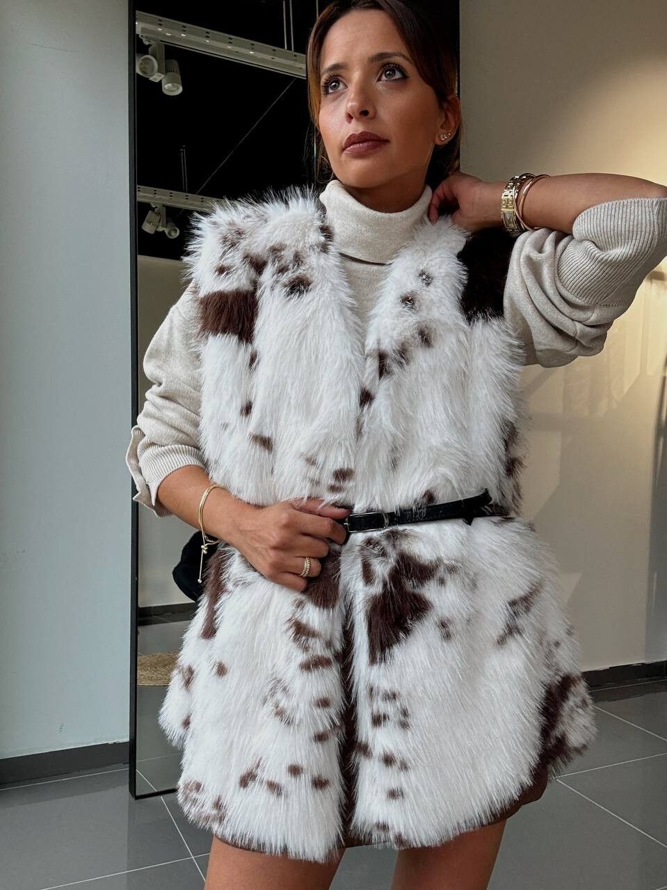 Gilet in pelliccia sintetica senza maniche con cintura – Taglia unica