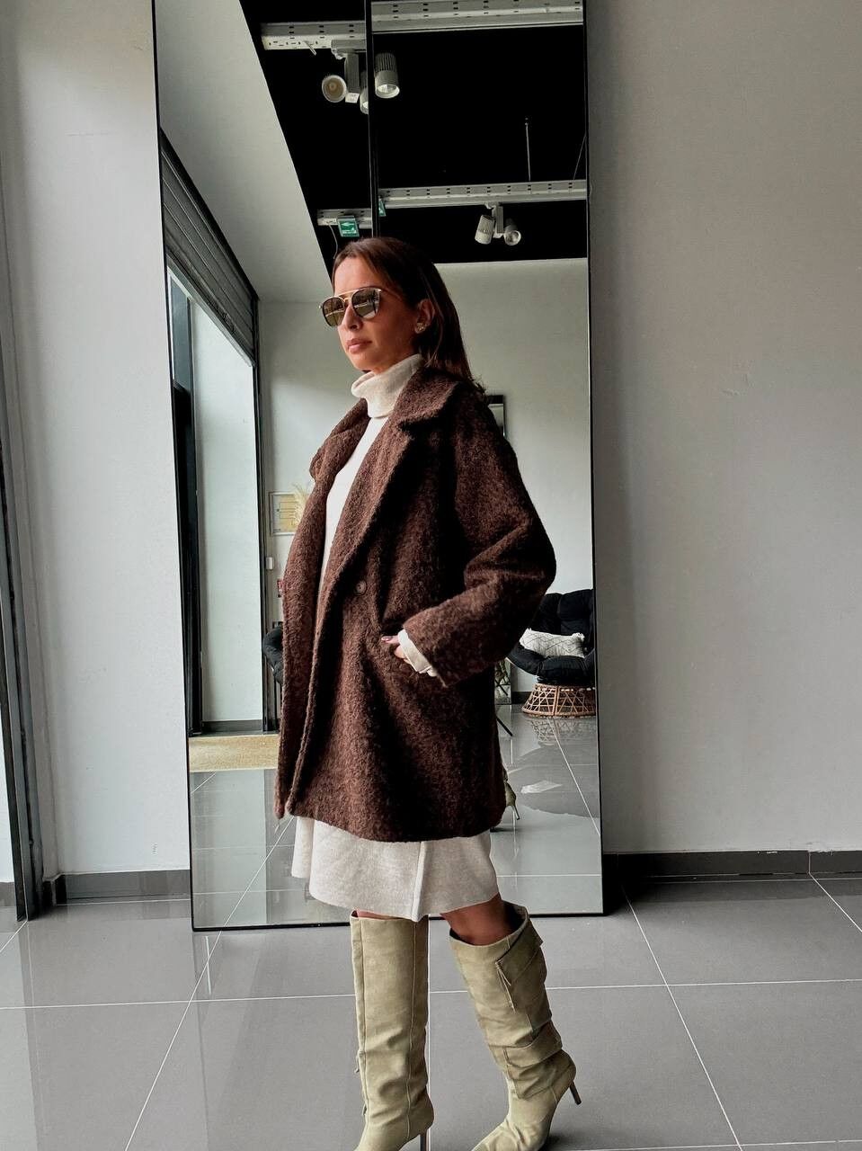 Abrigo texturizado con bolsillos y forro.