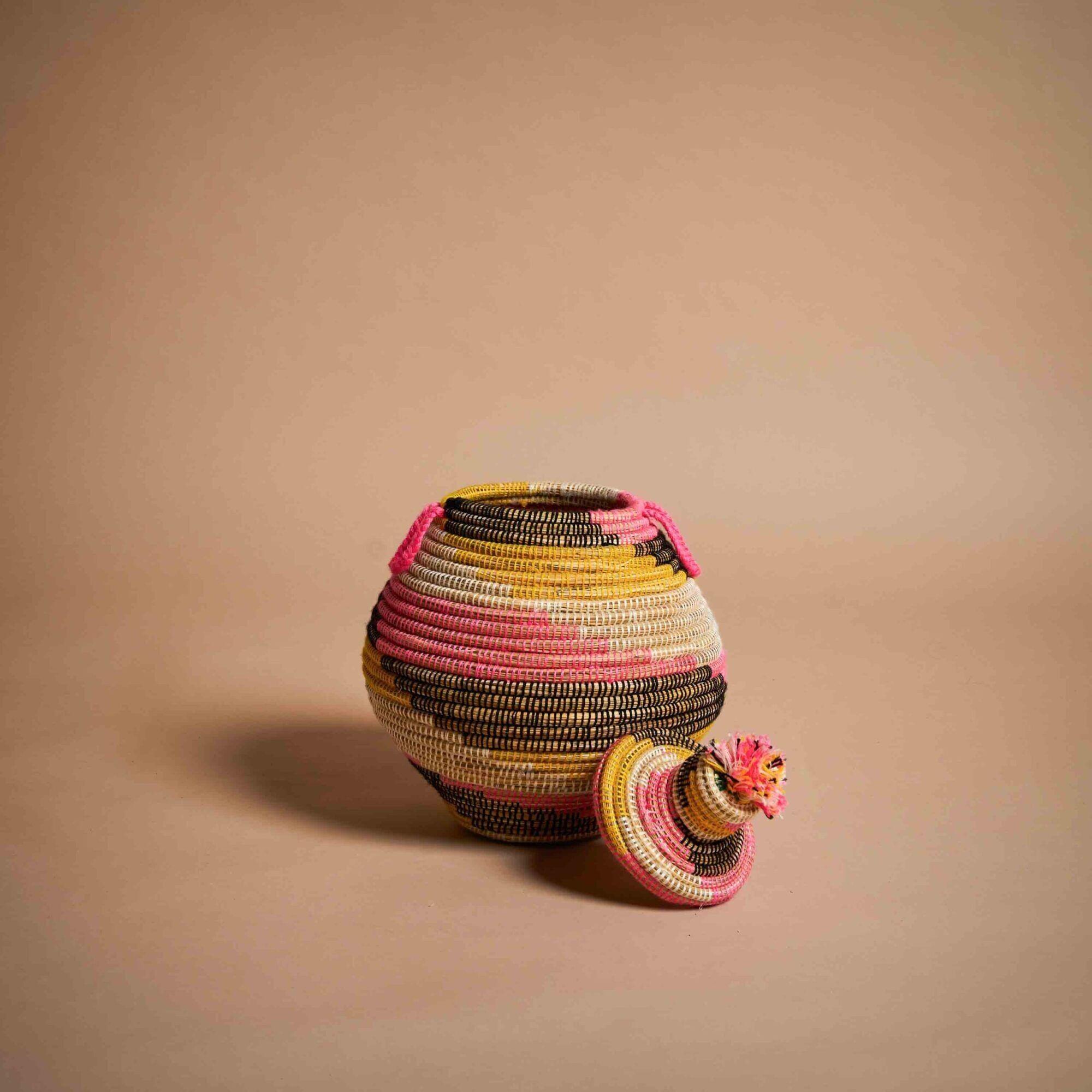 Cestino portaoggetti piccolo Mulawin – Fibra naturale e lana con motivi geometrici