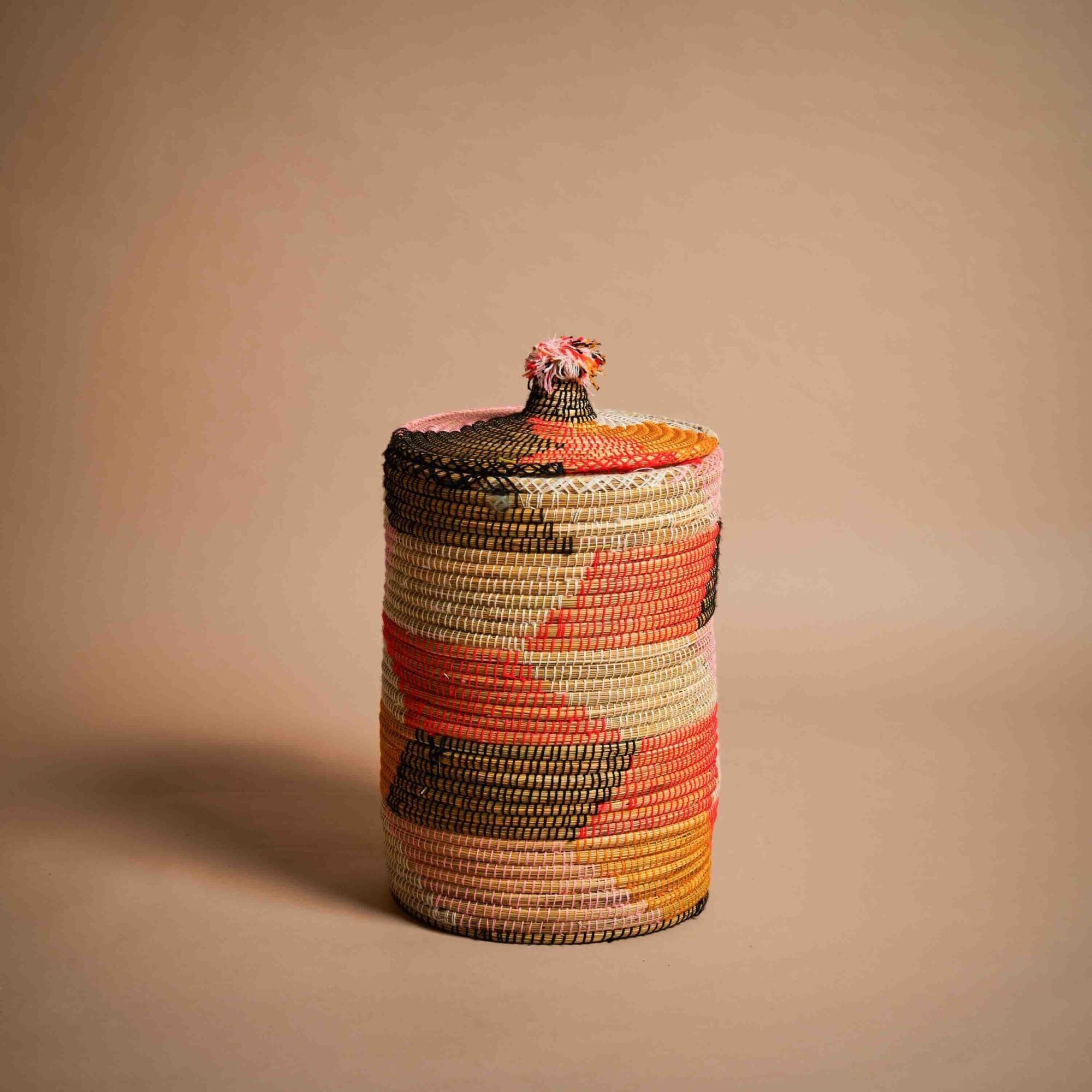 Cesto portaoggetti alto Mulawin – Fibra naturale e lana con vivace e intricata tessitura